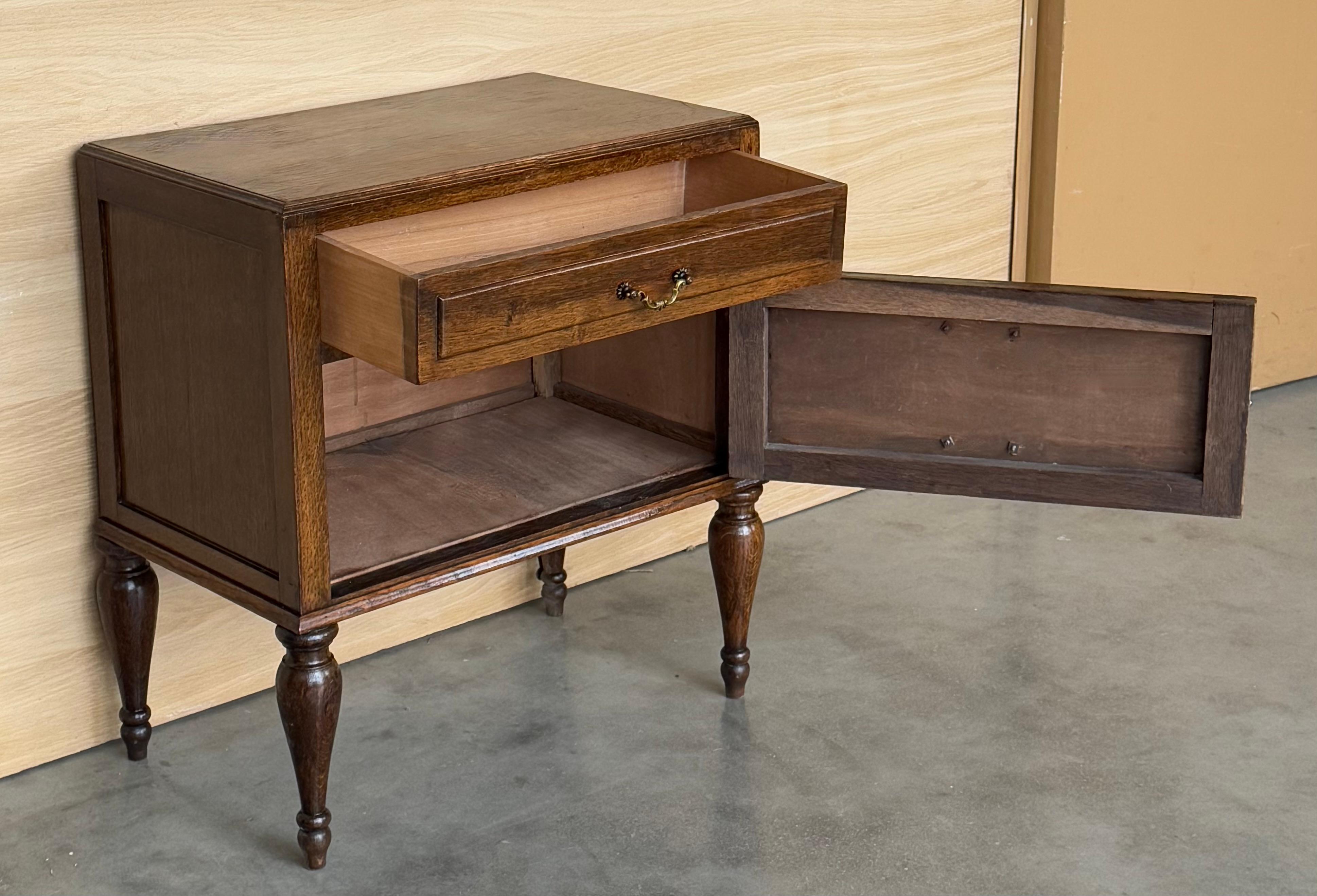 Table d'appoint en noyer français du milieu du siècle avec un tiroir et une porte Hidden, années 1950 en vente 3