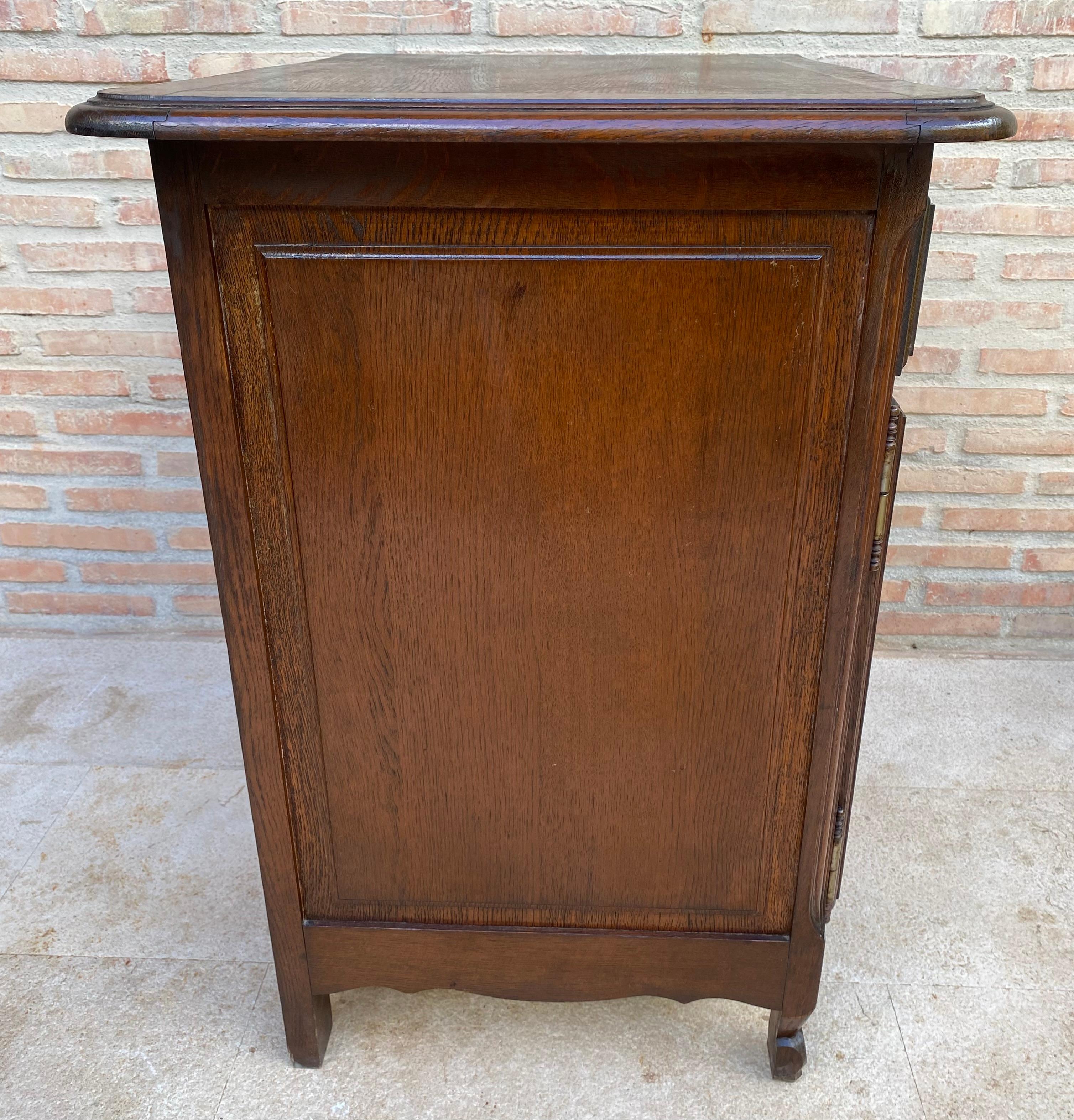 Table d'appoint en noyer français du milieu du siècle avec un tiroir et une double porte, années 1950 en vente 4