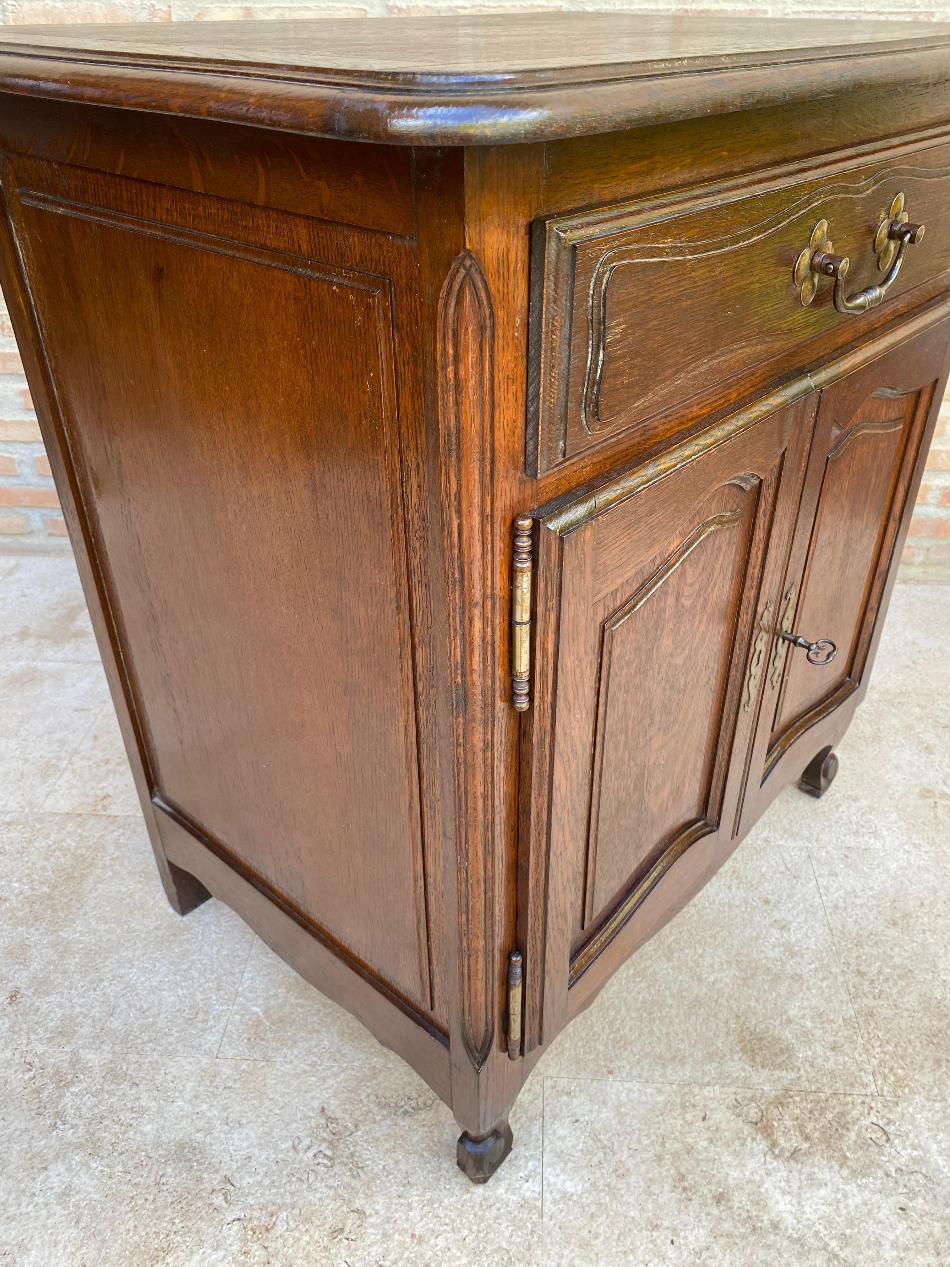 Table d'appoint en noyer français du milieu du siècle avec un tiroir et une double porte, années 1950 en vente 7