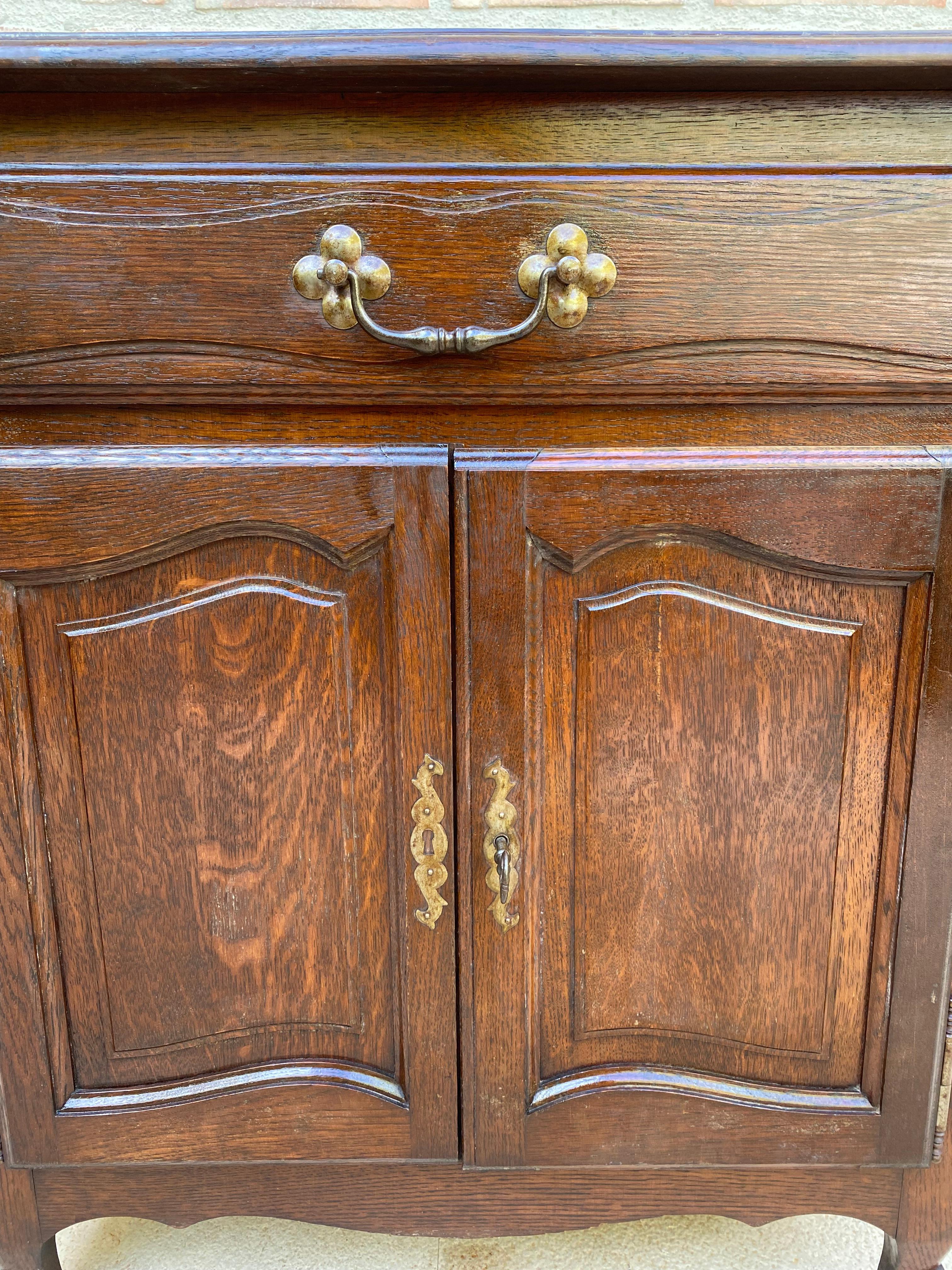 Table d'appoint en noyer français du milieu du siècle avec un tiroir et une double porte, années 1950 en vente 8