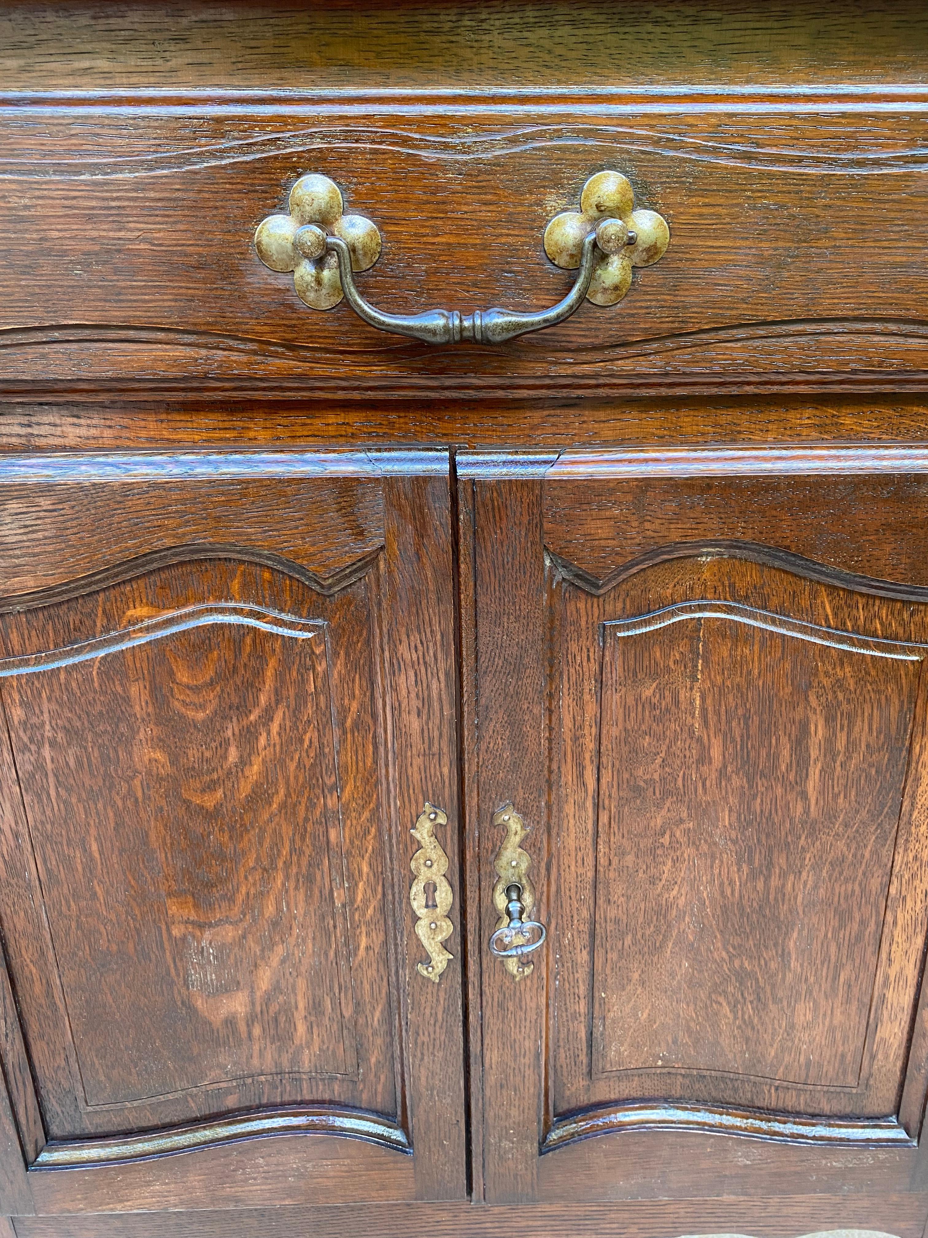 Table d'appoint en noyer français du milieu du siècle avec un tiroir et une double porte, années 1950 en vente 9