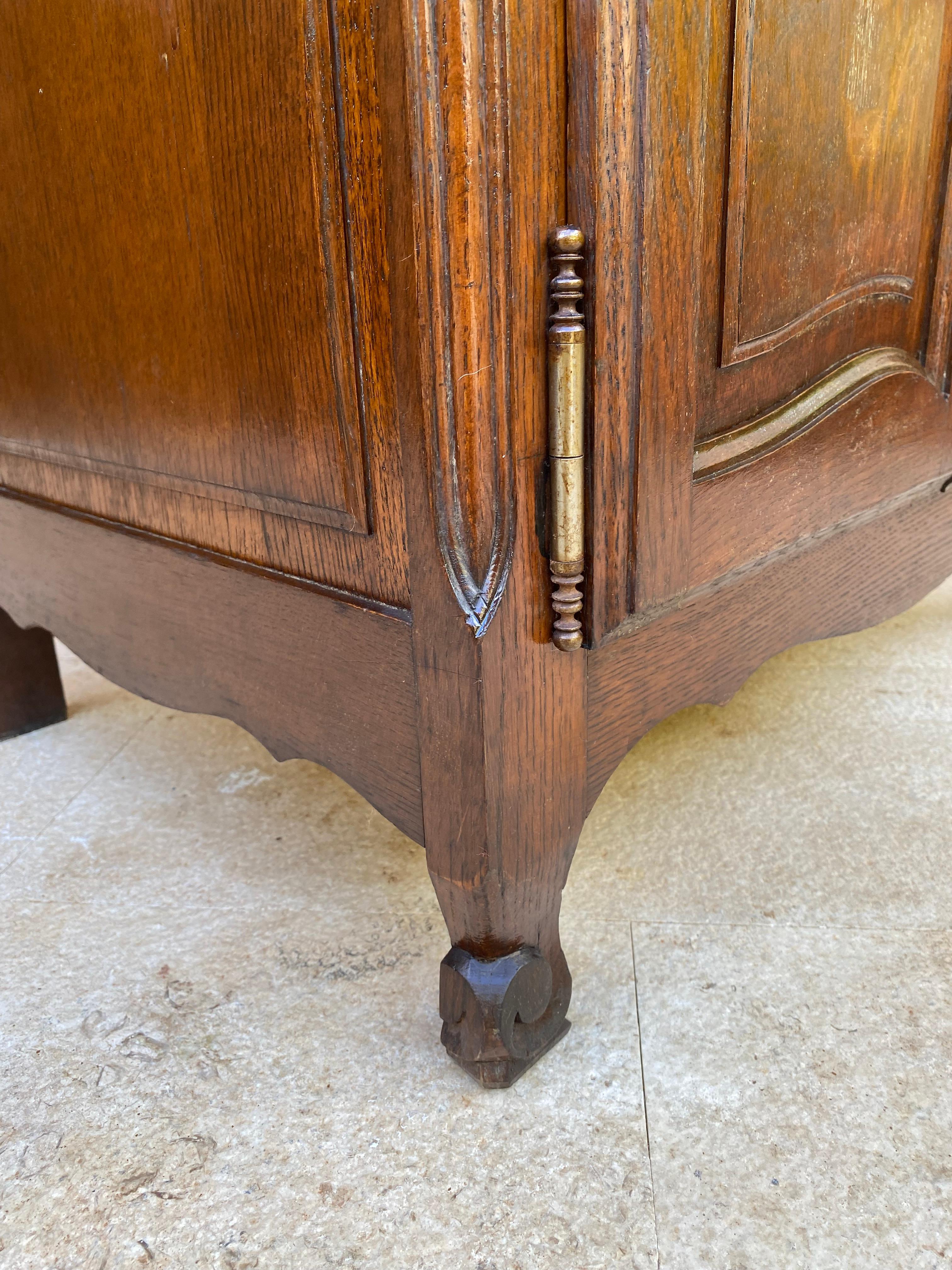 Table d'appoint en noyer français du milieu du siècle avec un tiroir et une double porte, années 1950 en vente 10