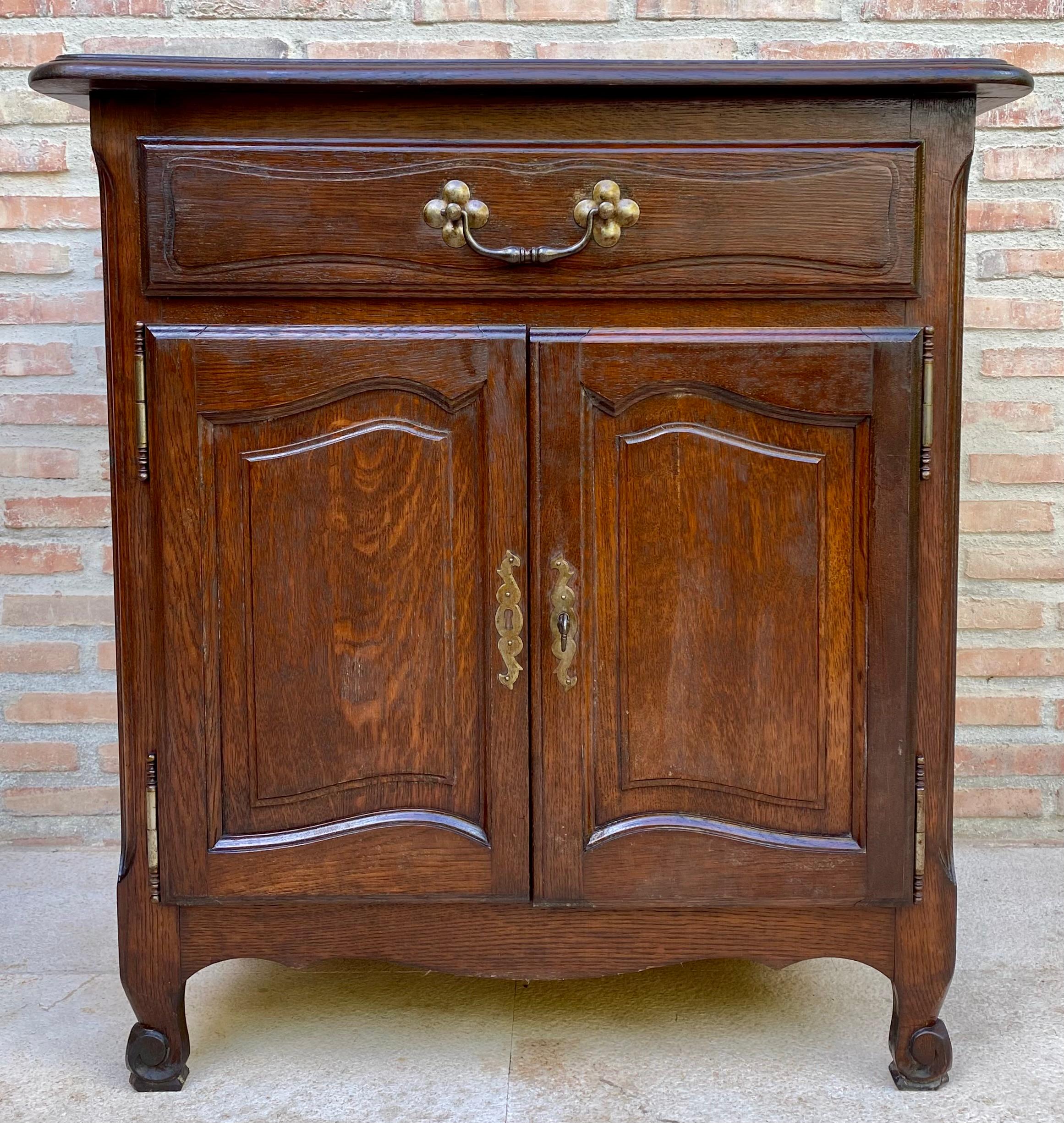 Table d'appoint en noyer des années 50, très utile pour un salon avec un tiroir et une double porte.