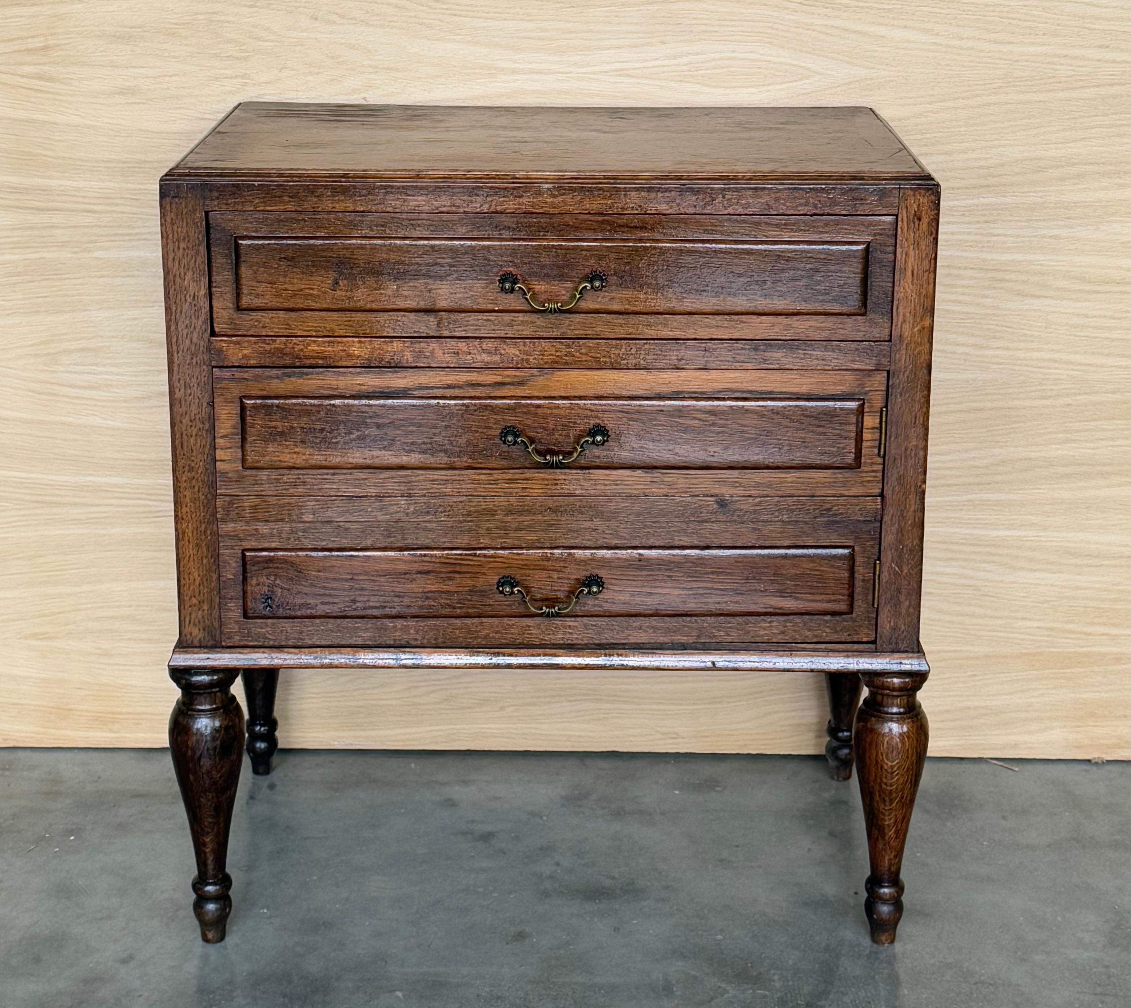 Table d'appoint en noyer des années 50, très utile pour un salon avec un tiroir et une porte cachée.