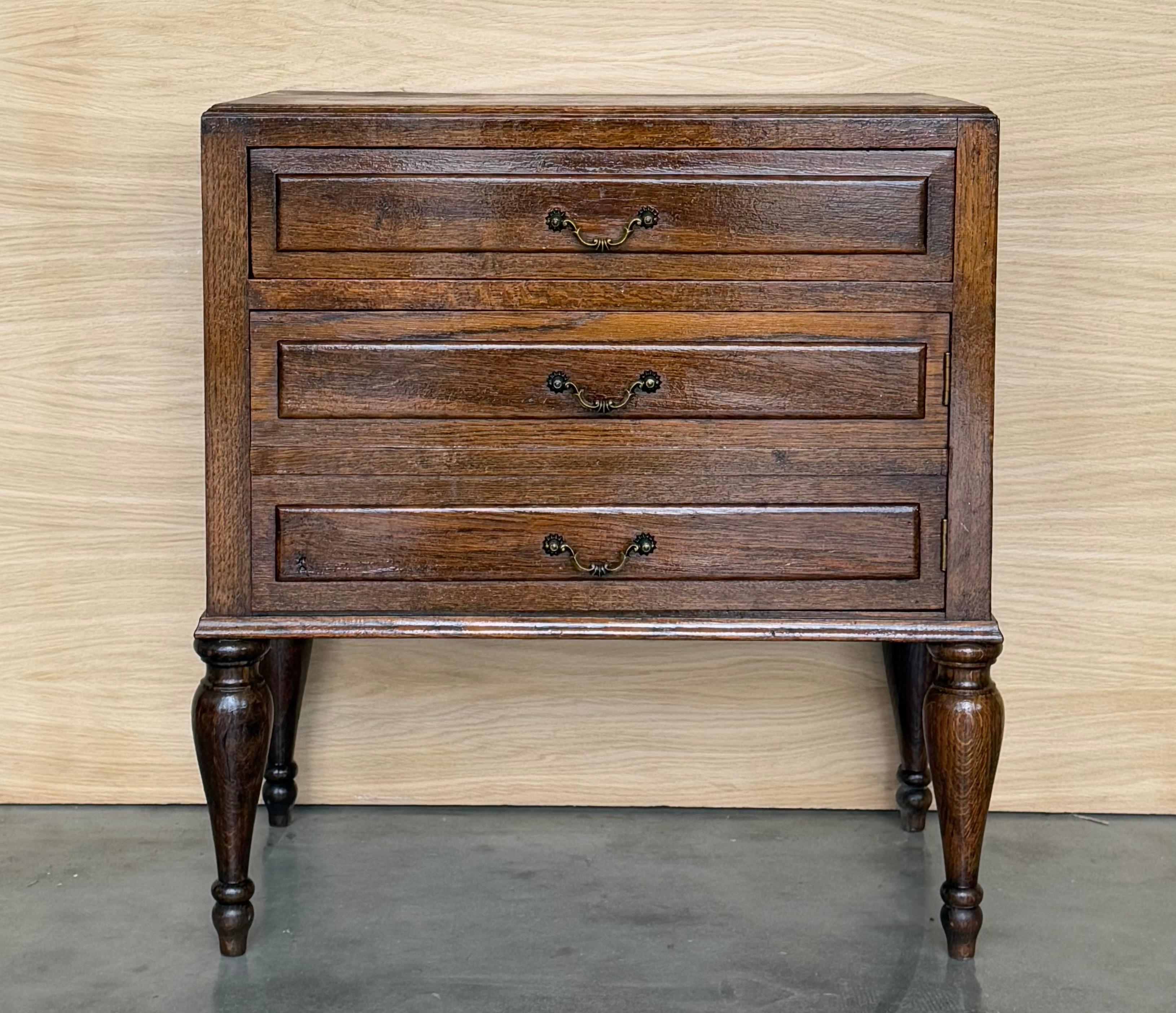 Provincial français Table d'appoint en noyer français du milieu du siècle avec un tiroir et une porte Hidden, années 1950 en vente