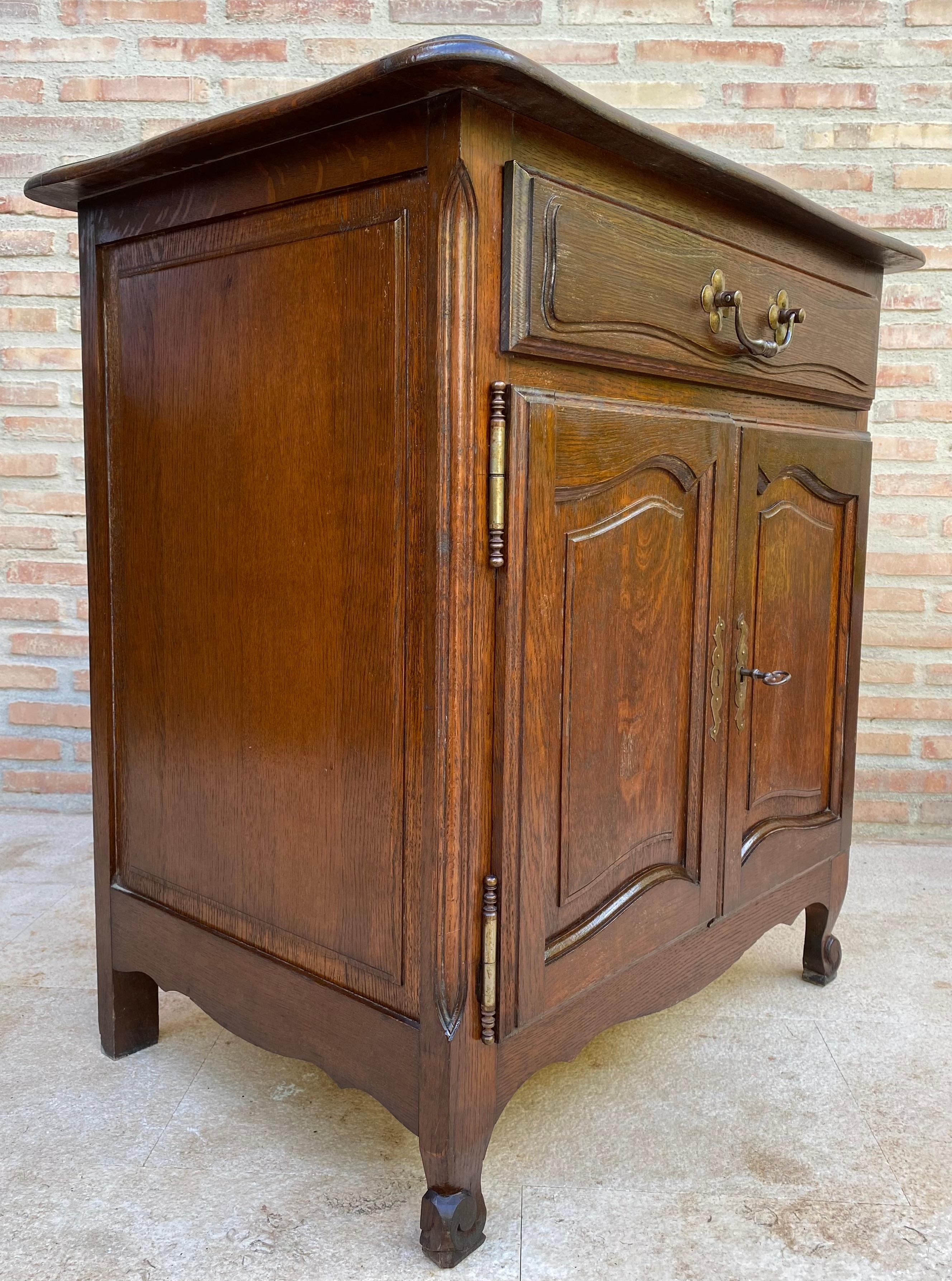Français Table d'appoint en noyer français du milieu du siècle avec un tiroir et une double porte, années 1950 en vente