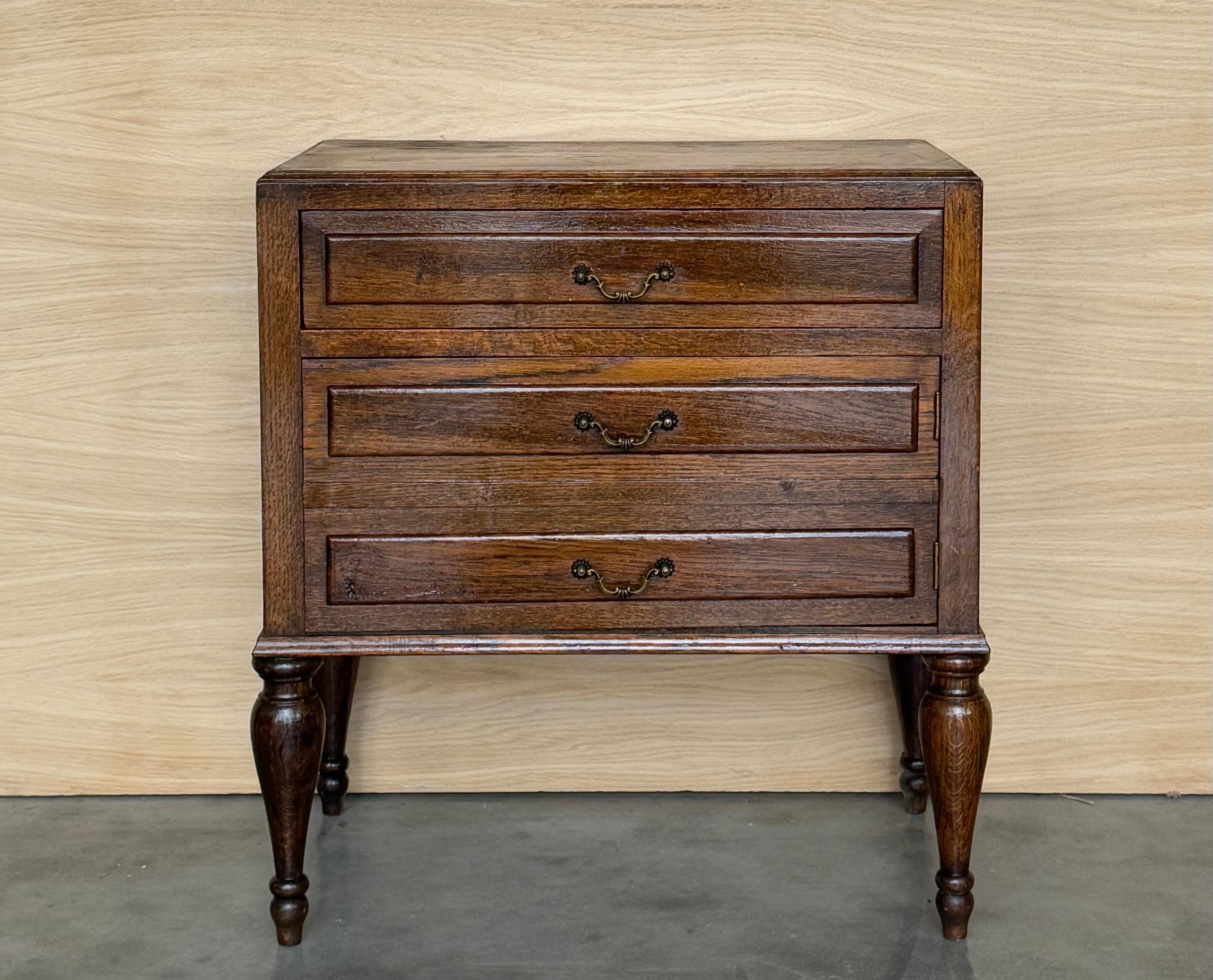Français Table d'appoint en noyer français du milieu du siècle avec un tiroir et une porte Hidden, années 1950 en vente