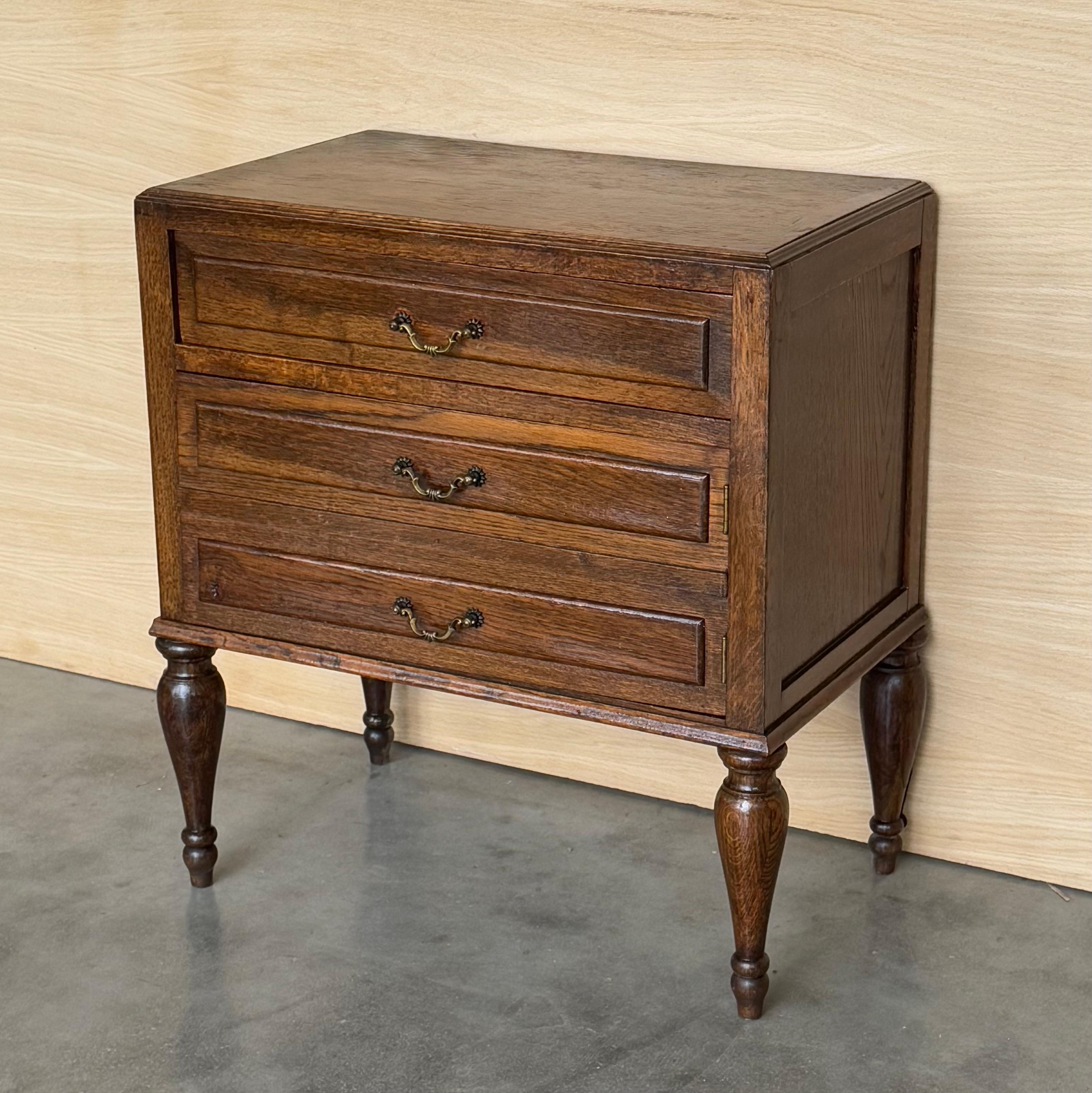 Table d'appoint en noyer français du milieu du siècle avec un tiroir et une porte Hidden, années 1950 Bon état - En vente à Miami, FL