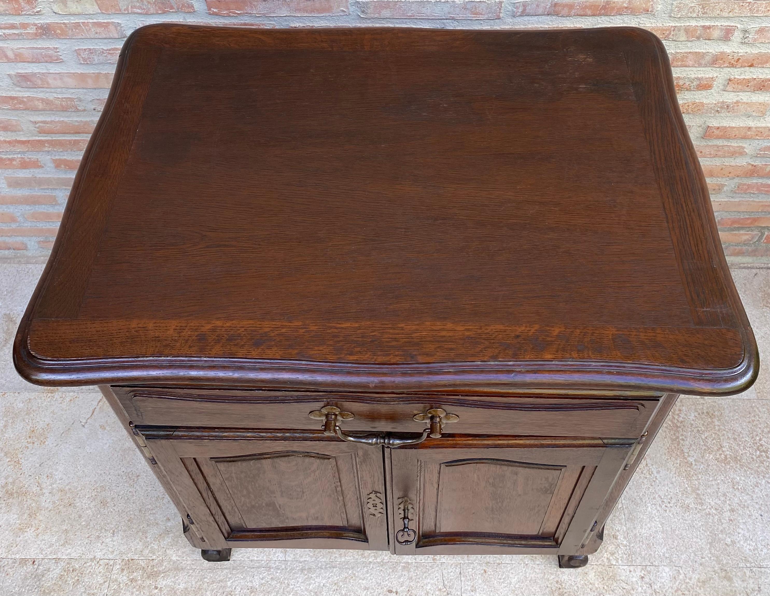 20ième siècle Table d'appoint en noyer français du milieu du siècle avec un tiroir et une double porte, années 1950 en vente