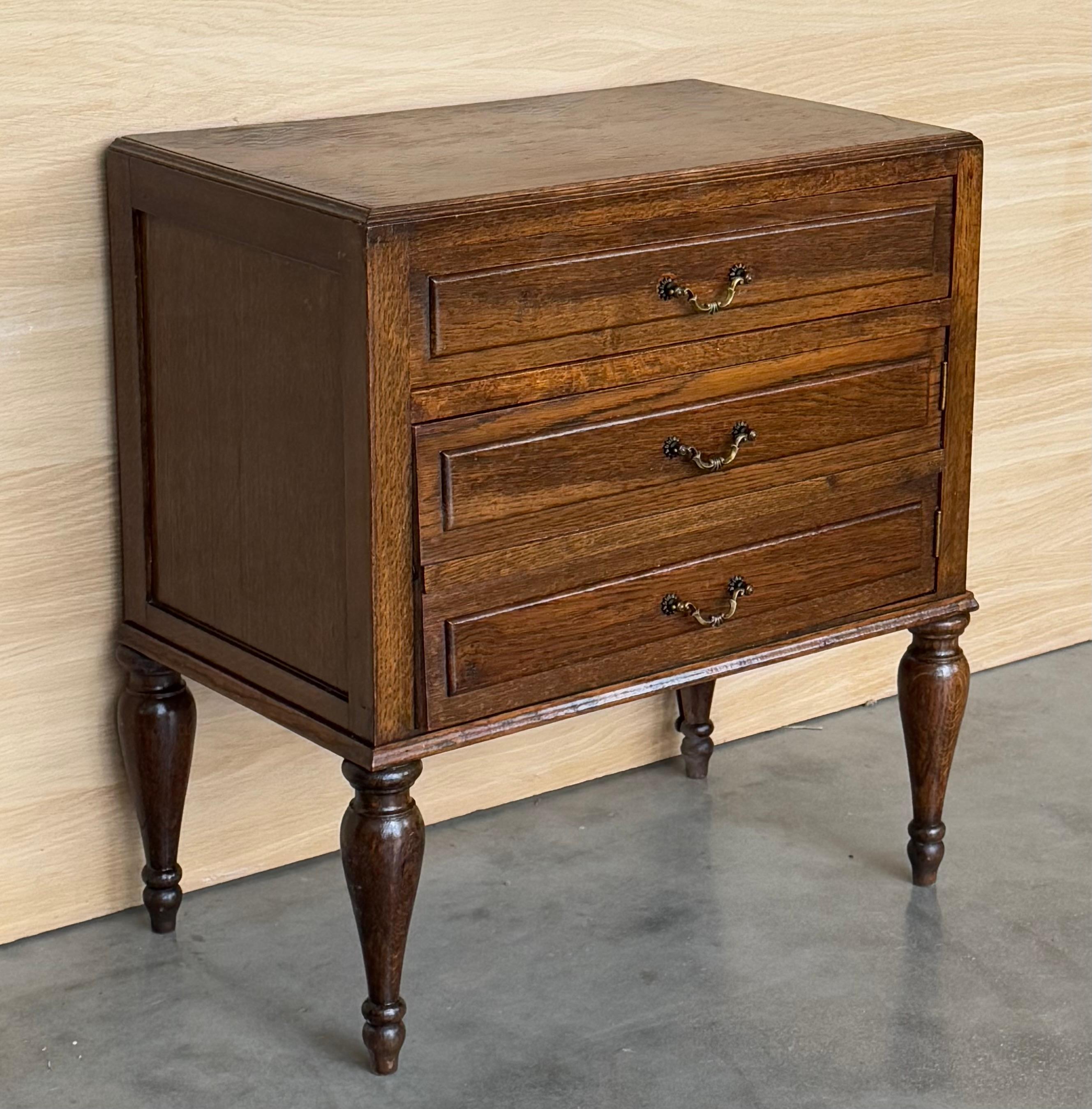 20ième siècle Table d'appoint en noyer français du milieu du siècle avec un tiroir et une porte Hidden, années 1950 en vente