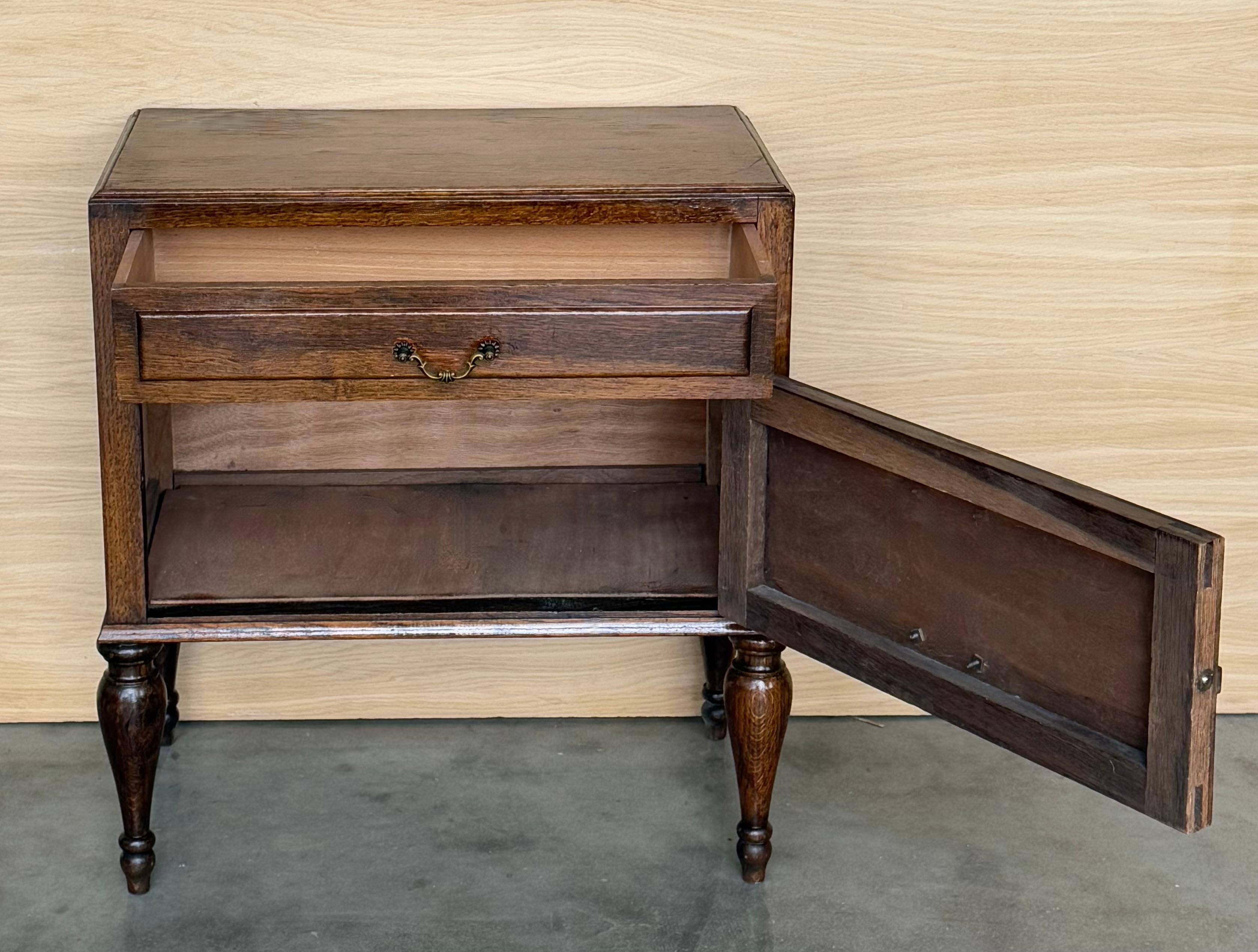 Noyer Table d'appoint en noyer français du milieu du siècle avec un tiroir et une porte Hidden, années 1950 en vente