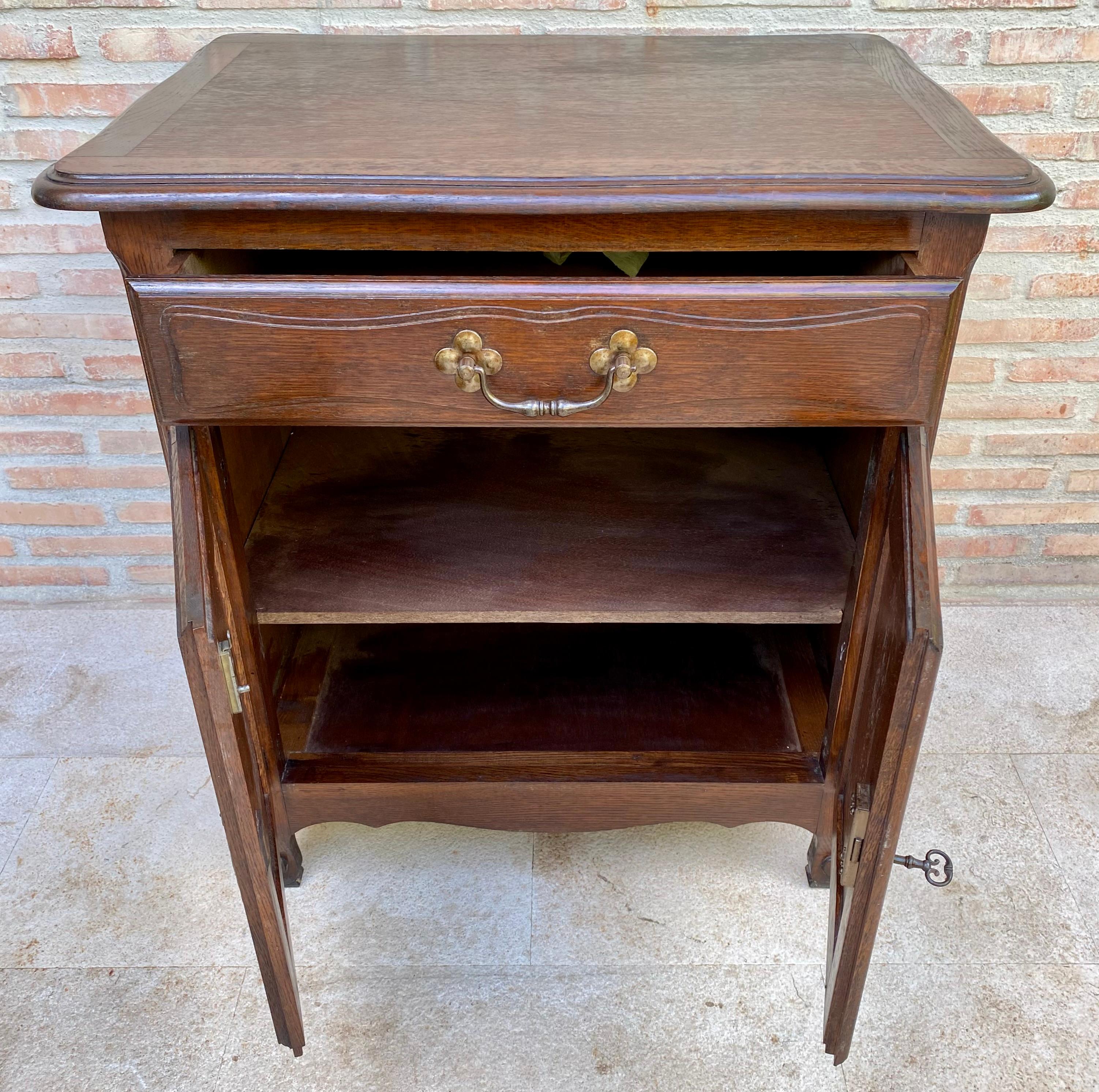 Table d'appoint en noyer français du milieu du siècle avec un tiroir et une double porte, années 1950 en vente 1