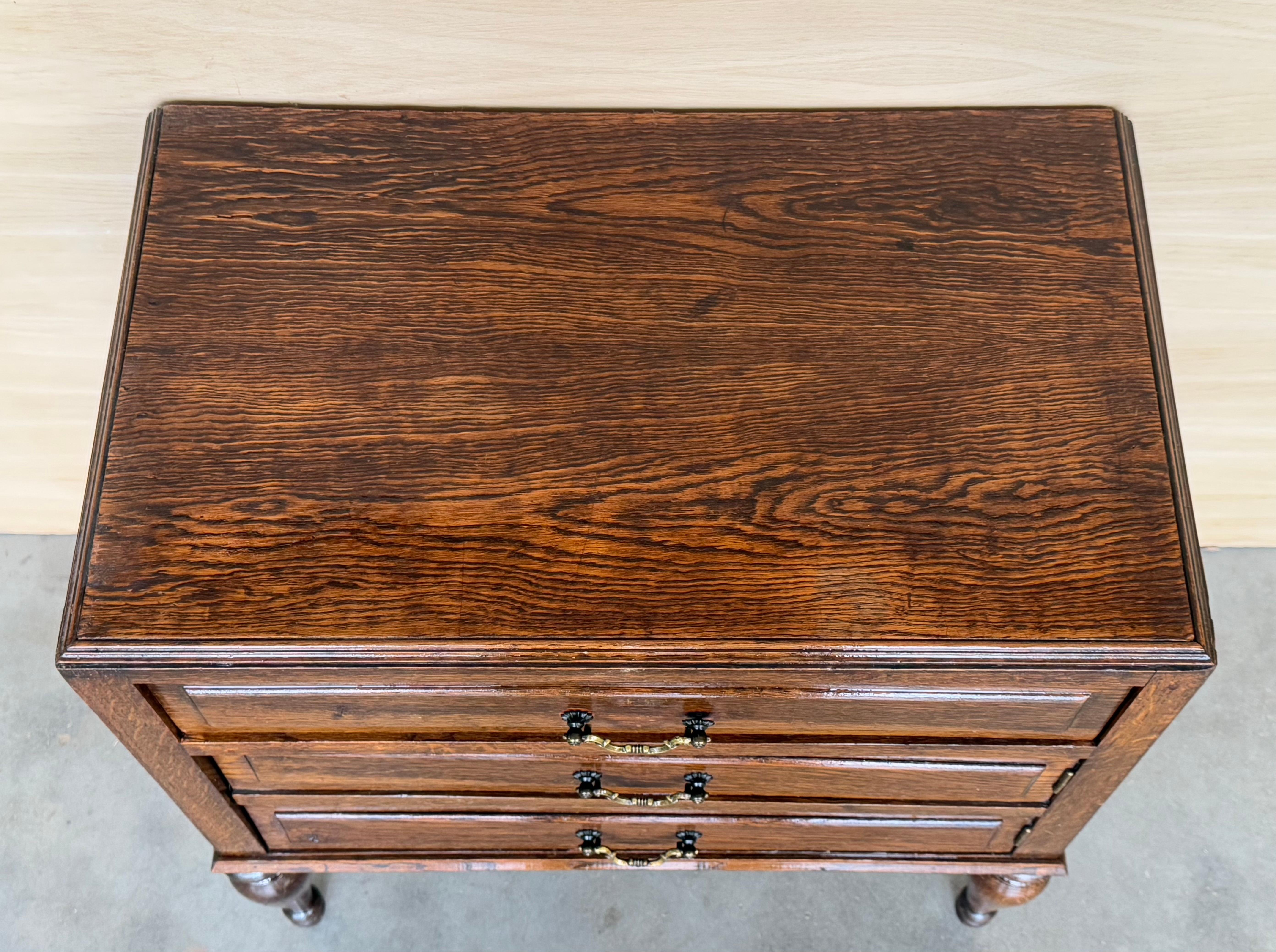 Table d'appoint en noyer français du milieu du siècle avec un tiroir et une porte Hidden, années 1950 en vente 1