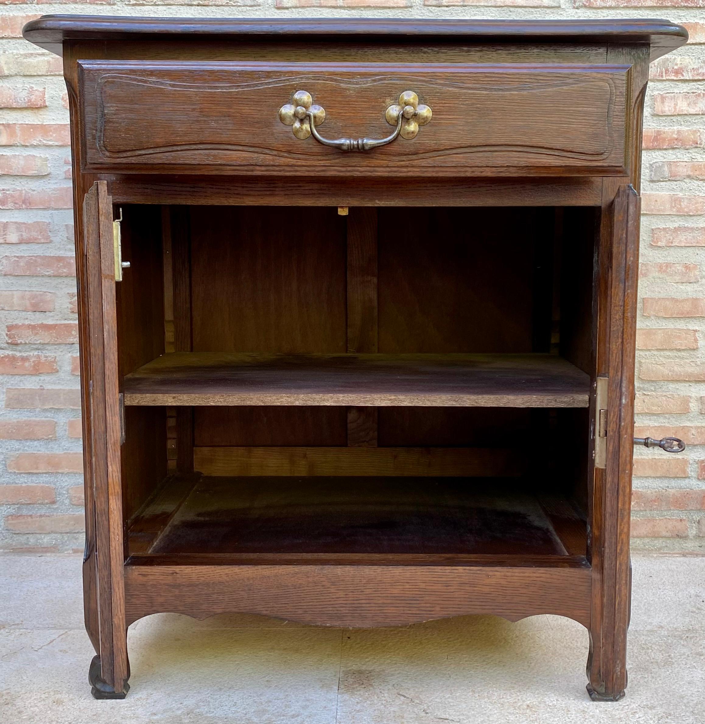 Table d'appoint en noyer français du milieu du siècle avec un tiroir et une double porte, années 1950 en vente 2