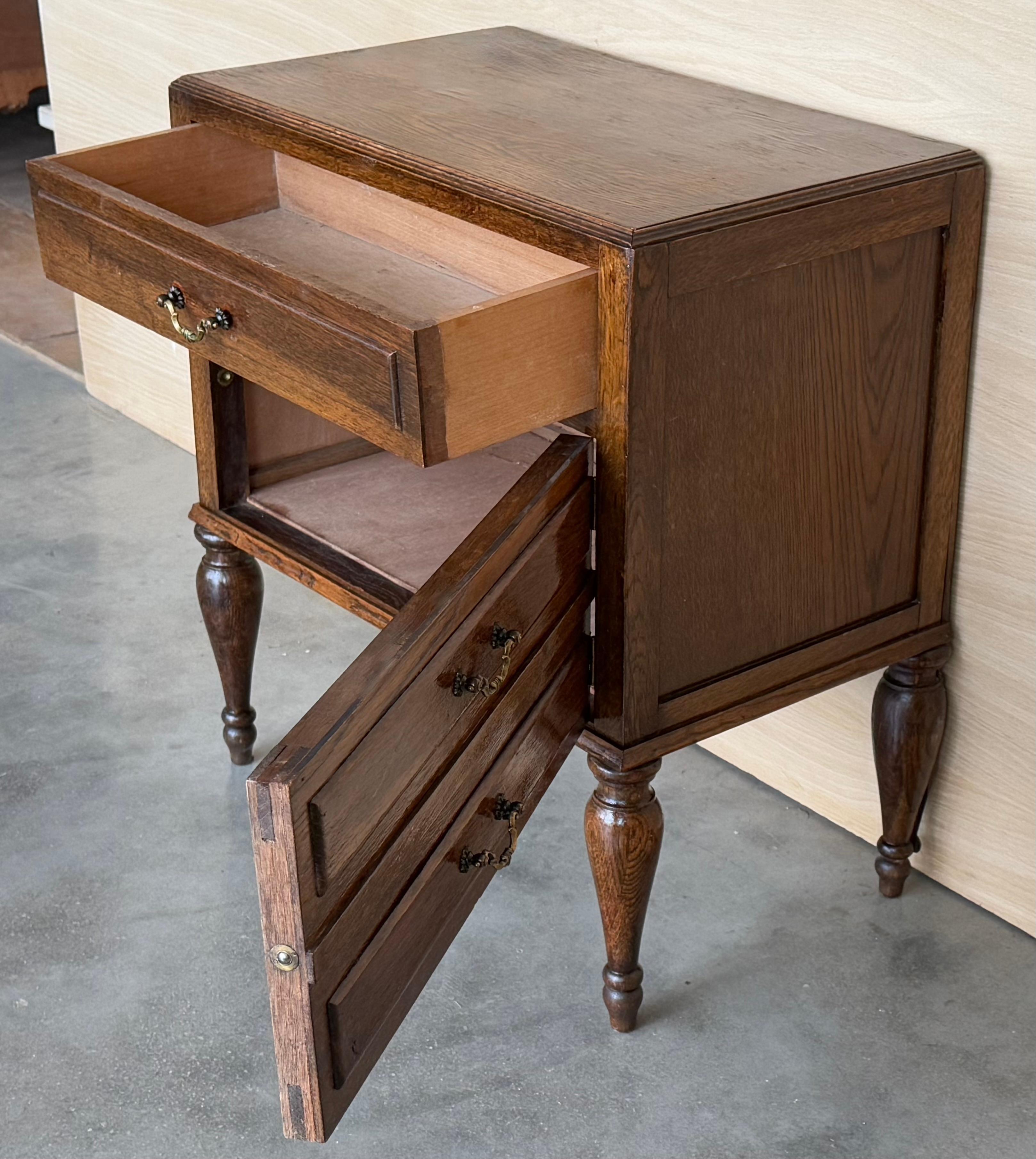 Table d'appoint en noyer français du milieu du siècle avec un tiroir et une porte Hidden, années 1950 en vente 2