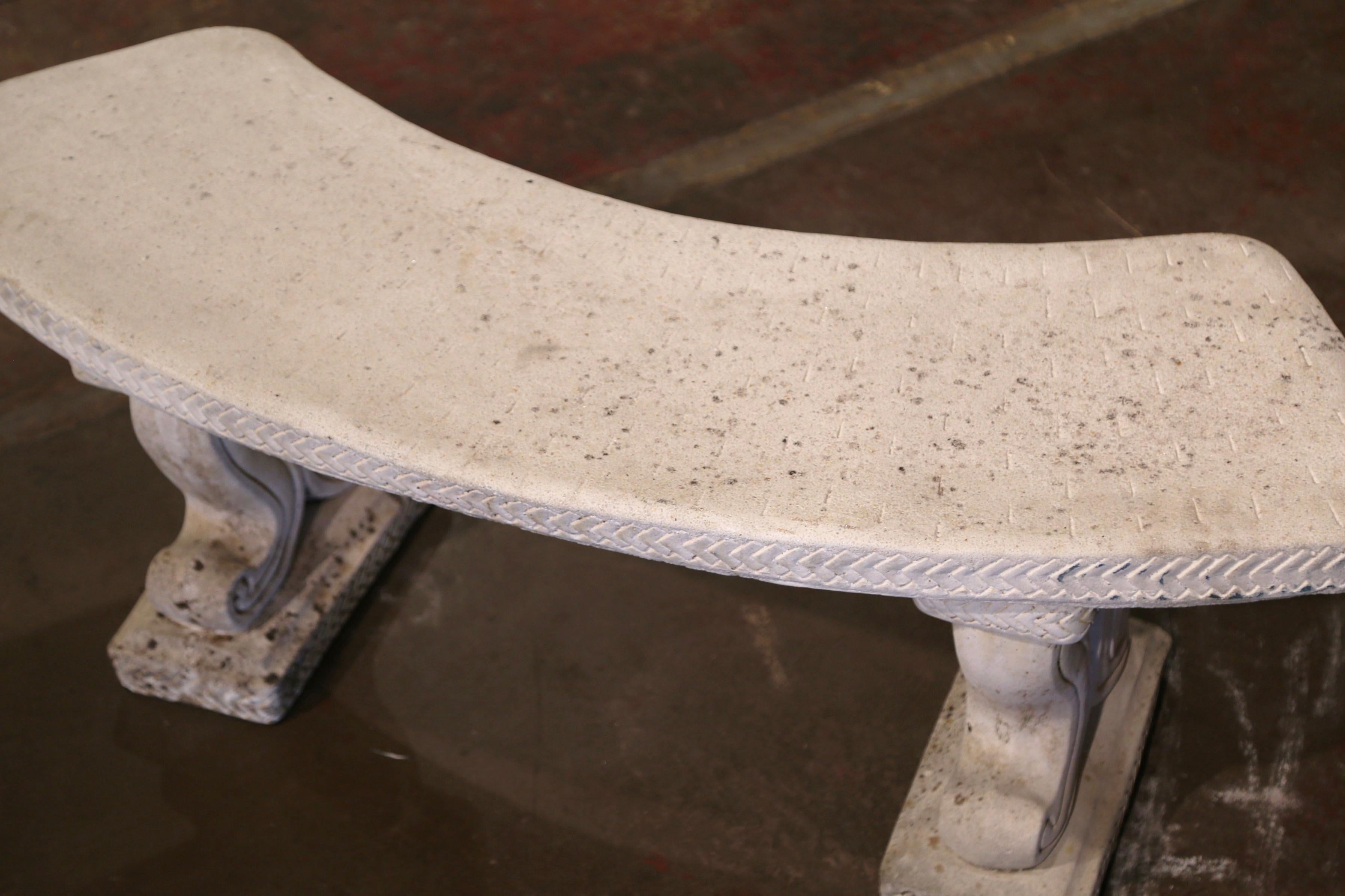 Mid-Century French Weathered Curved Cast Stone Scrolled Pedestal Garden Bench (Handgefertigt)