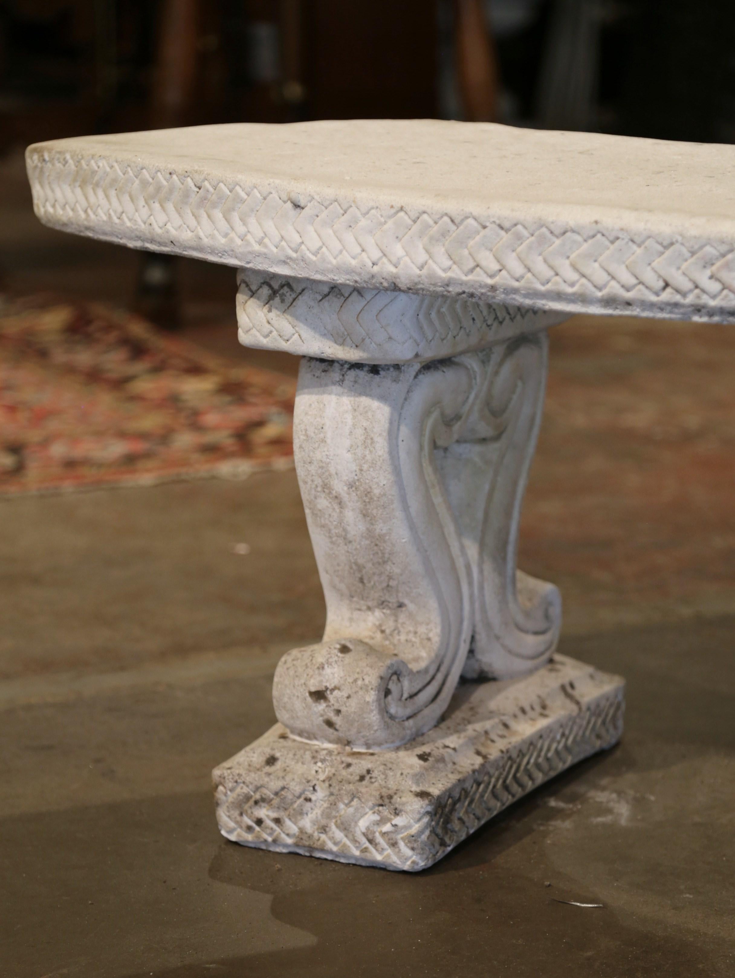 Mid-Century French Weathered Curved Cast Stone Scrolled Pedestal Garden Bench (20. Jahrhundert)
