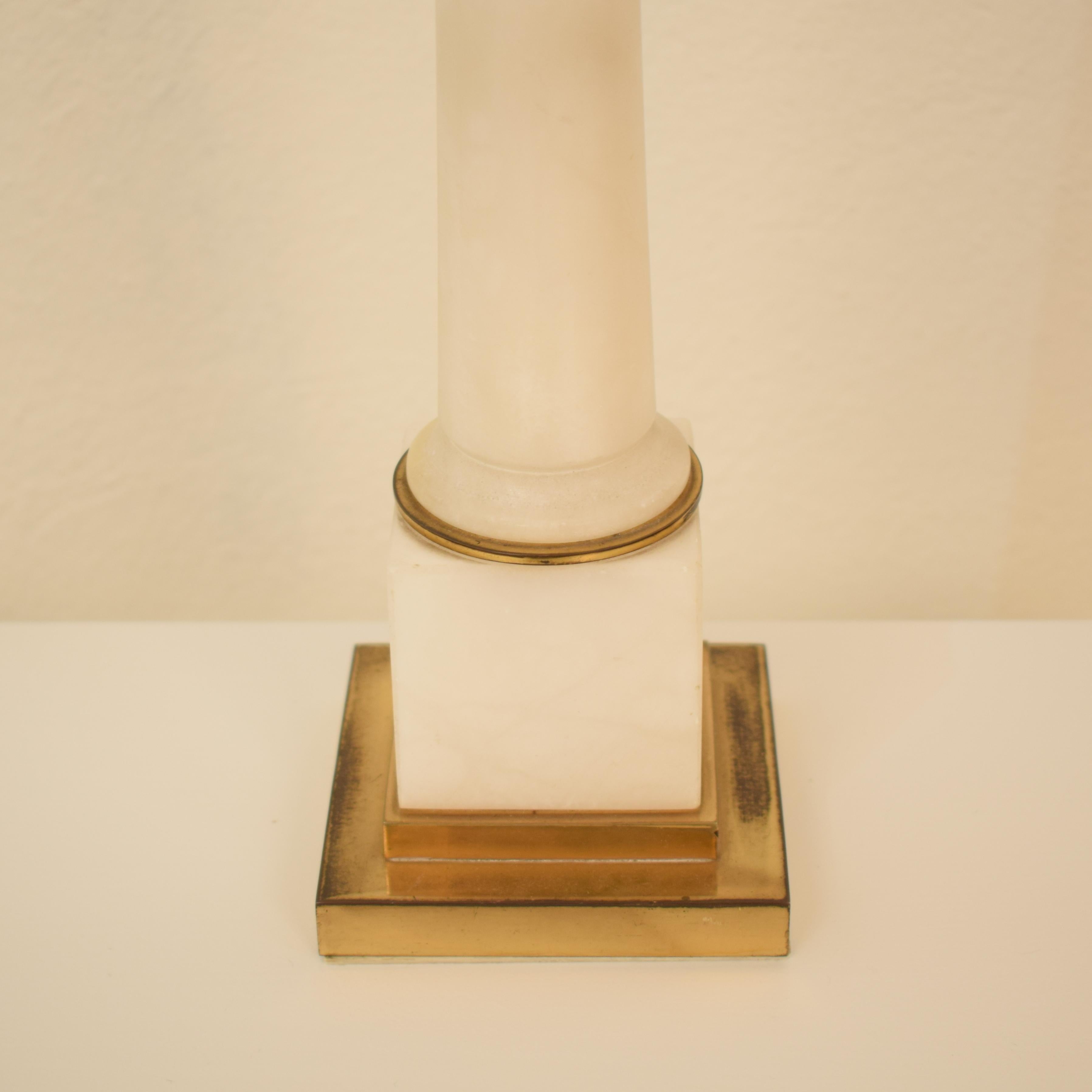 Mid-Century French White Marble and Brass Table Lamp with Green and Gold Shade In Good Condition In Berlin, DE