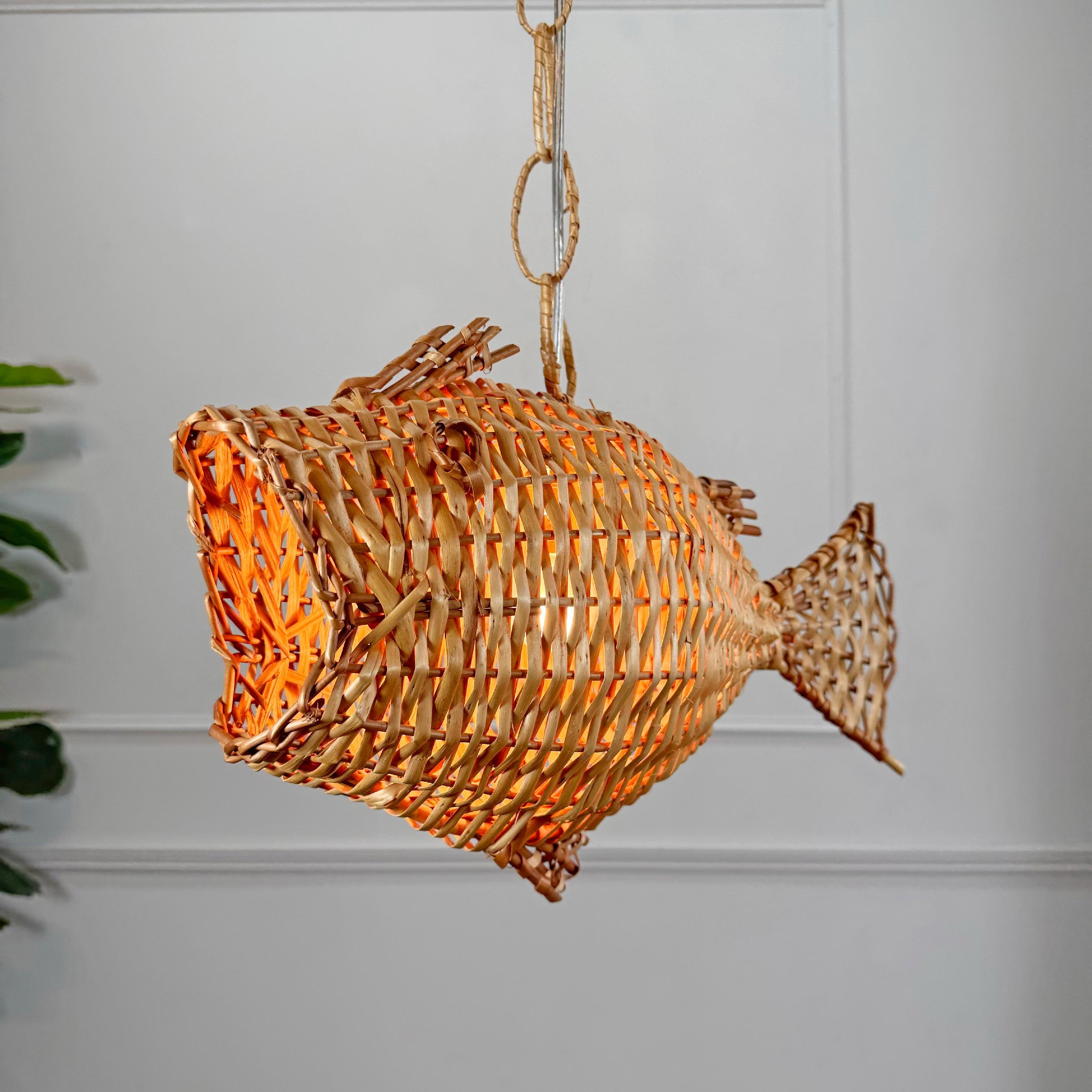 Splendida plafoniera a forma di pesce in vimini degli anni '1950, francese. Per la loro natura, queste plafoniere originali sono incredibilmente rare da trovare in questo periodo e soprattutto in condizioni così buone. Siamo riusciti a procurarci 3
