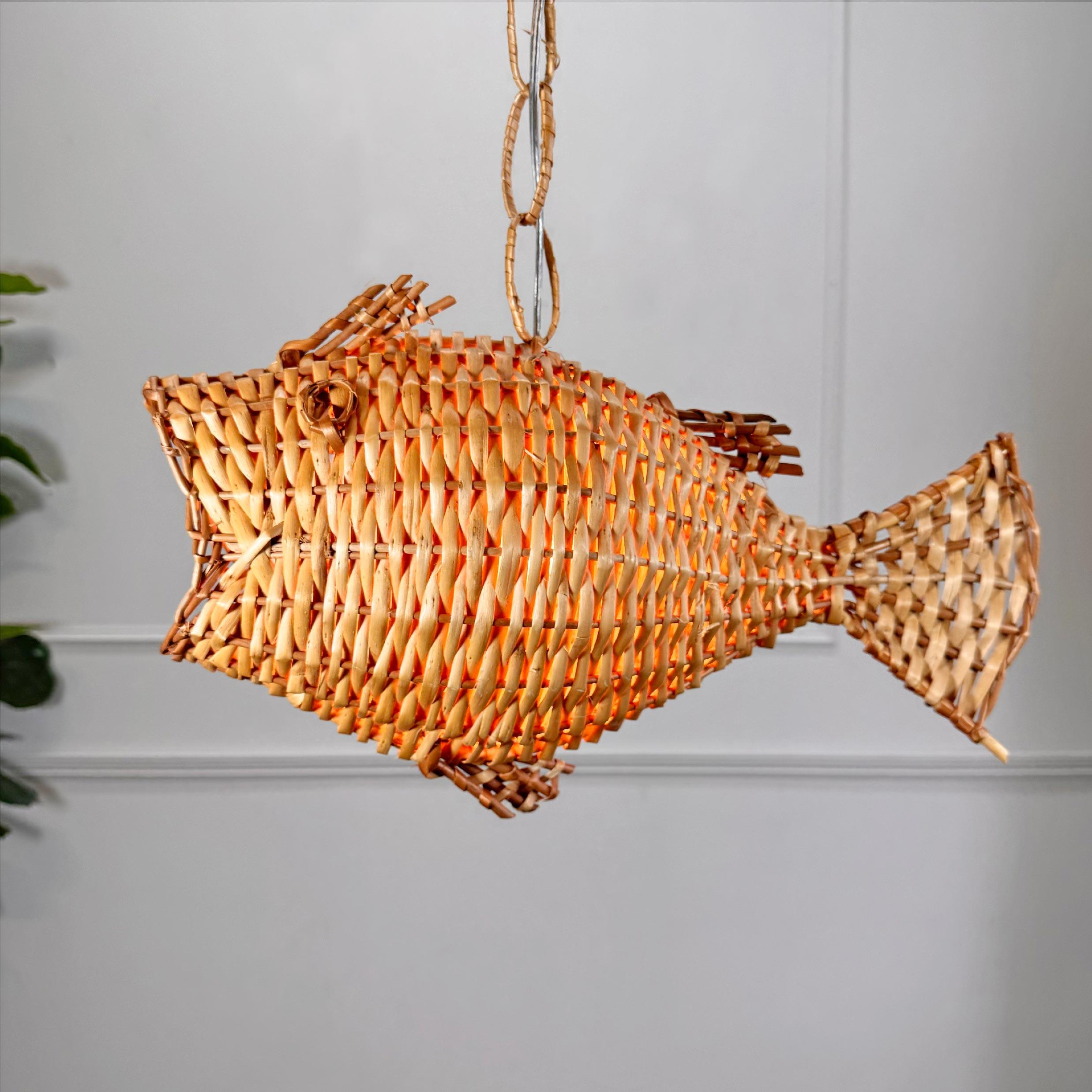 Fatto a mano Plafoniera a forma di pesce in vimini francese del metà secolo (3) in vendita