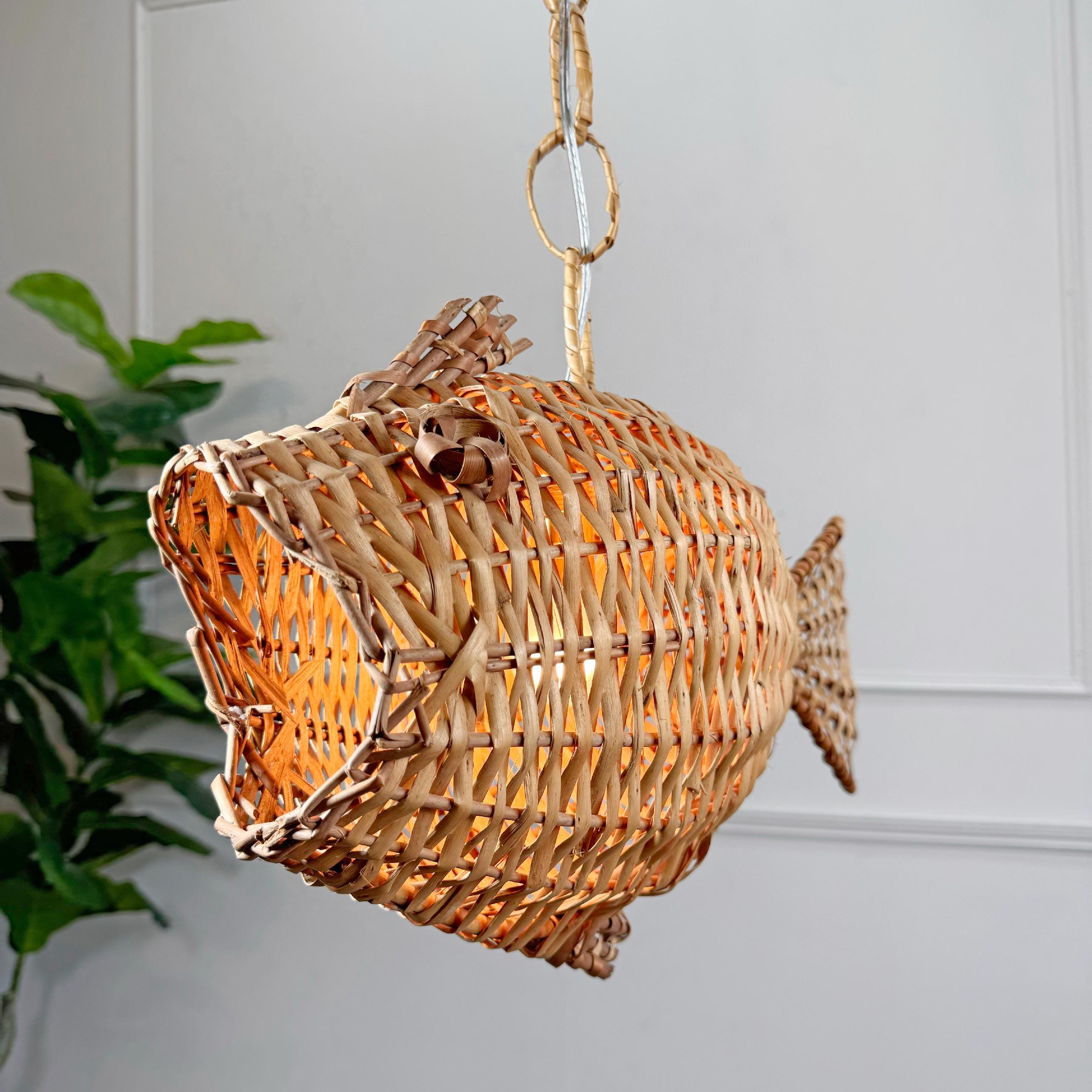 Splendida plafoniera a forma di pesce in vimini degli anni '1950, francese. Per la loro natura, queste plafoniere originali sono incredibilmente rare da trovare in questo periodo e soprattutto in condizioni così buone. Siamo riusciti a procurarci 3