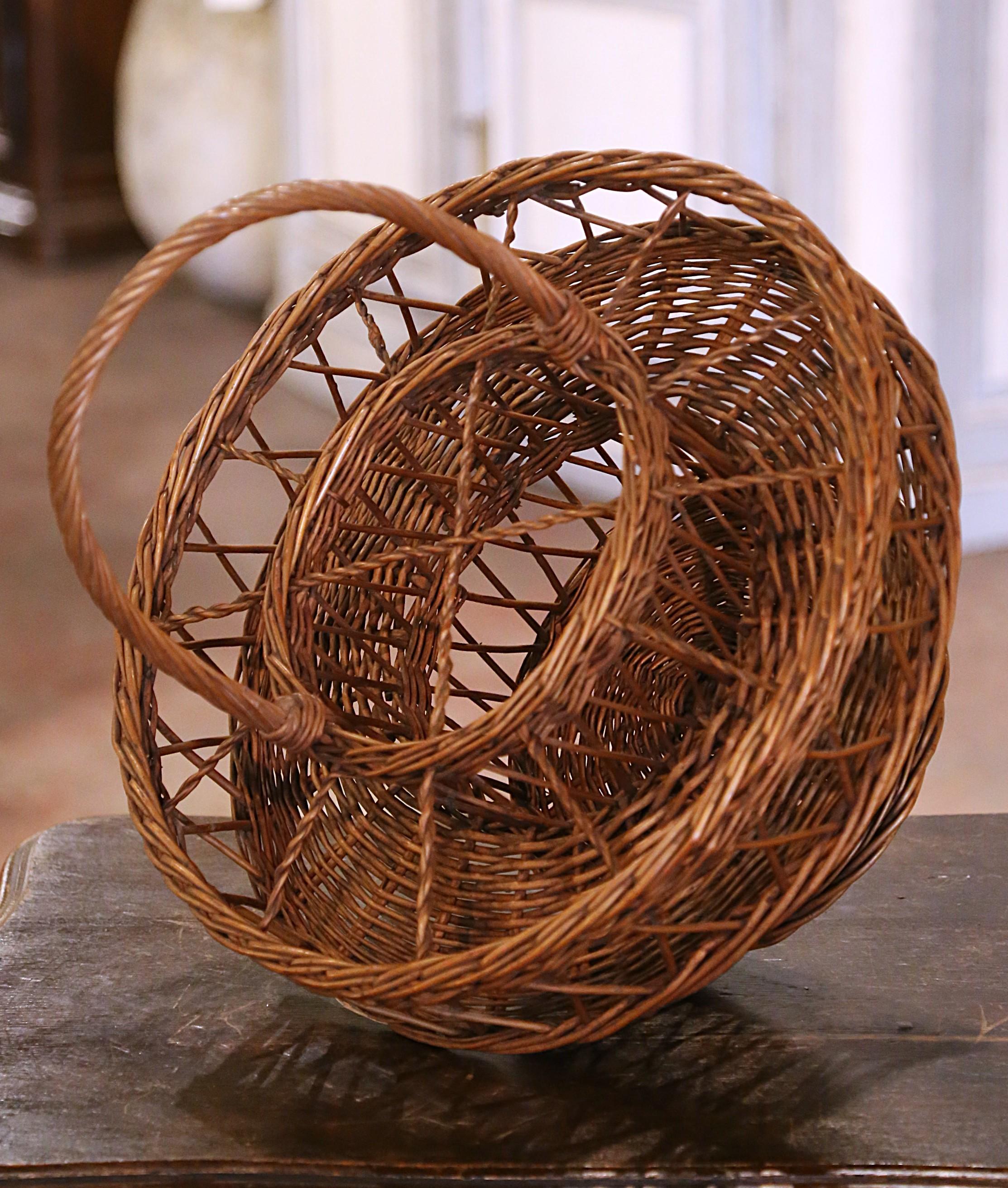 20th Century Mid-Century French Wicker Potable Bar or Wine Basket with Twelve Glasses