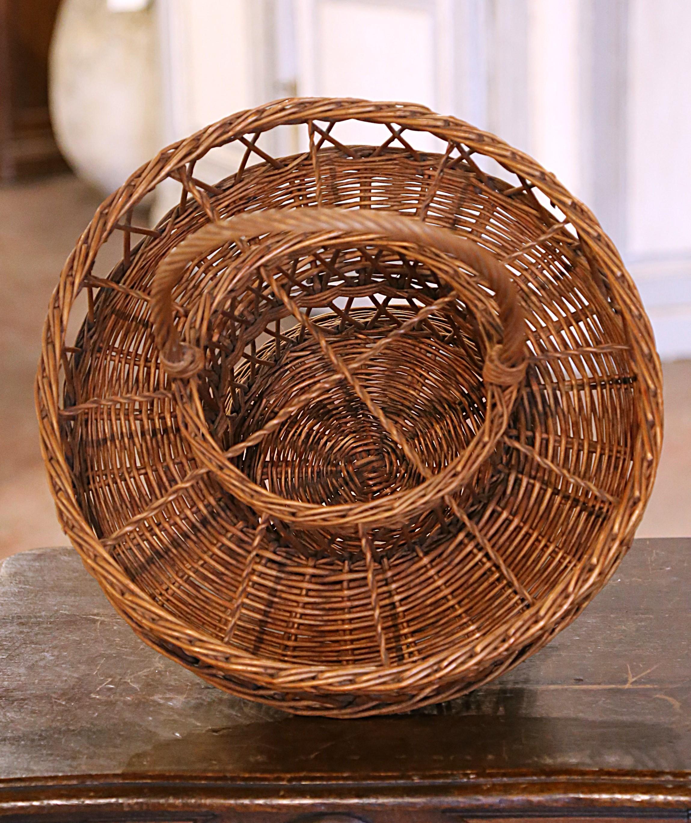 Mid-Century French Wicker Potable Bar or Wine Basket with Twelve Glasses 1