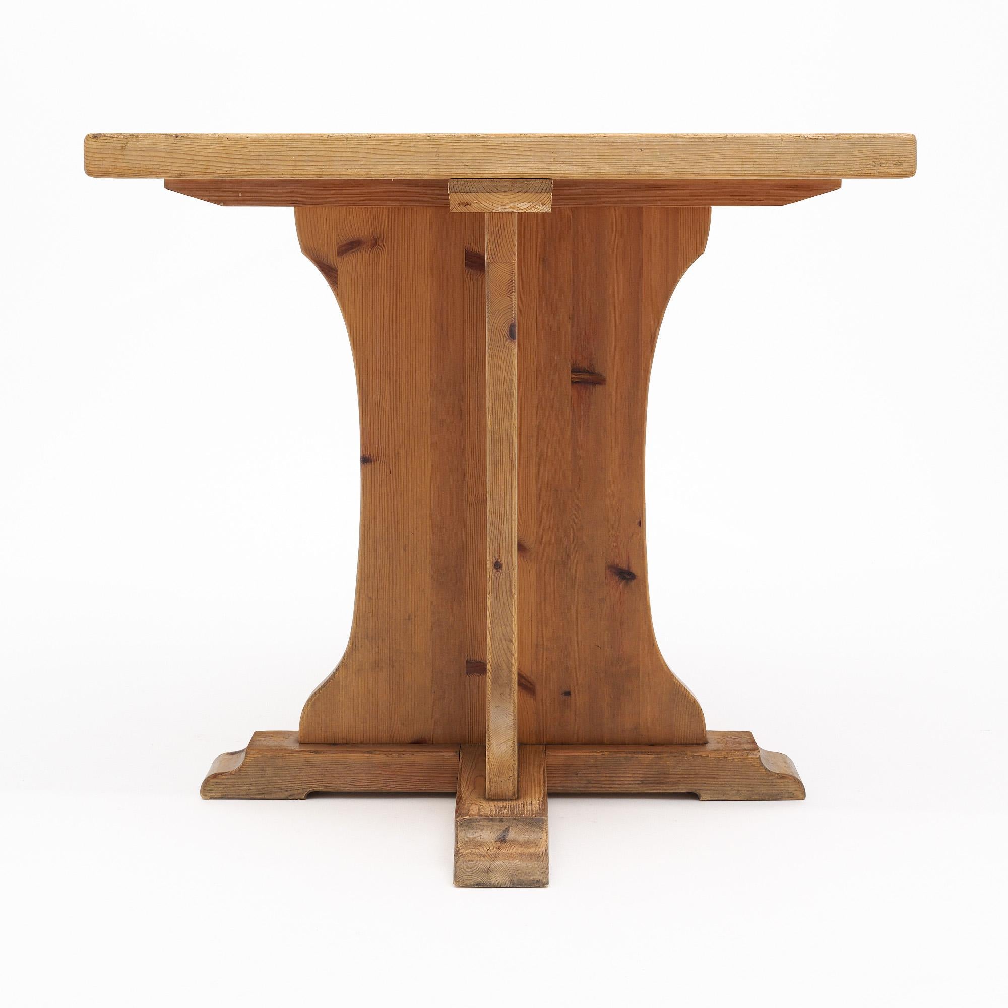 Table d'appoint française du milieu du siècle dernier. Cette pièce est fabriquée en bois massif et présente un plateau carré. Le design/One a une base en forme de x. Il est en très bon état vintage - les photos représentent fidèlement l'état.

