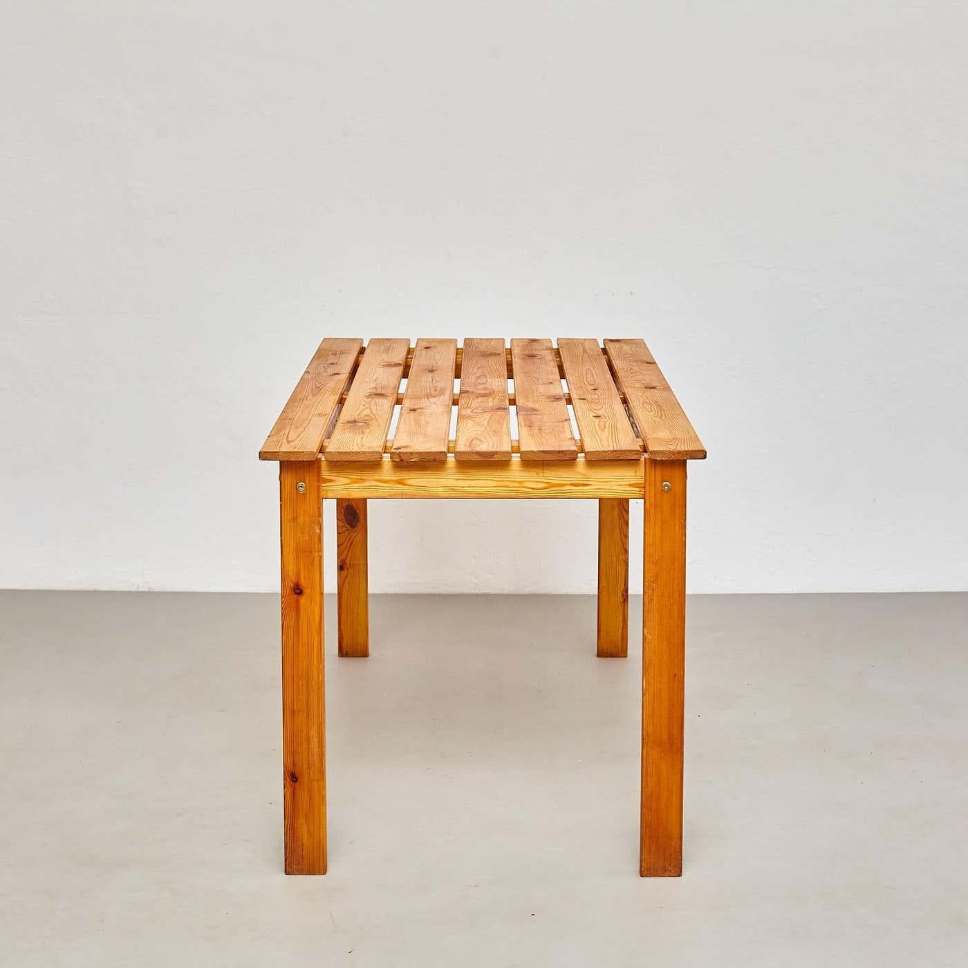 Plongez dans la beauté durable de cette table de salle à manger du milieu du siècle, qui témoigne des principes de conception rationaliste et minimaliste apparus dans les années 1960. Fabriquée en France par un designer inconnu mais sans aucun doute