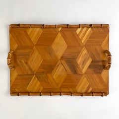 Vassoio in legno intarsiato francese del metà secolo con manici in bambù