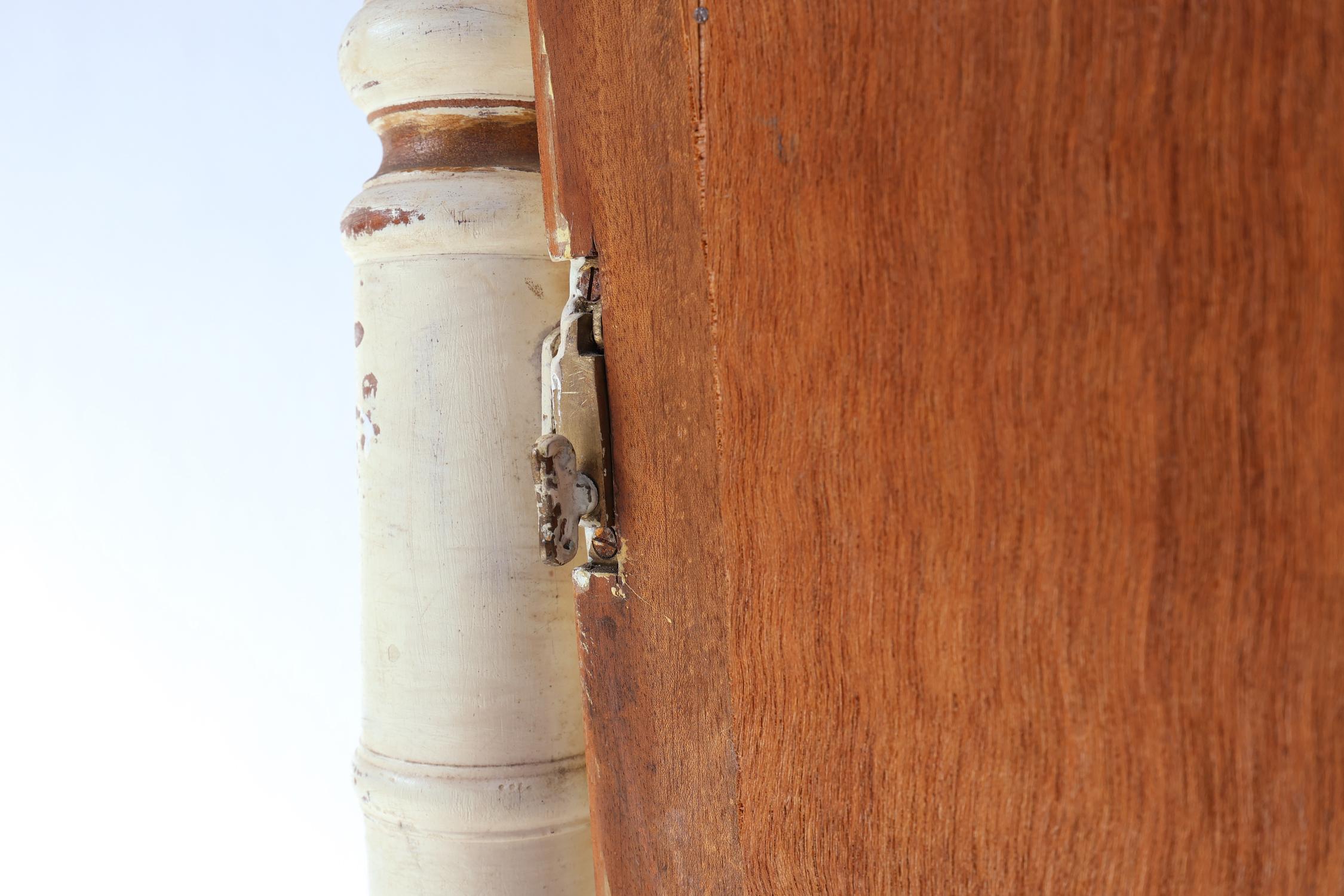 Specchio da toilette in legno francese di metà secolo in stile barocco in vendita 5