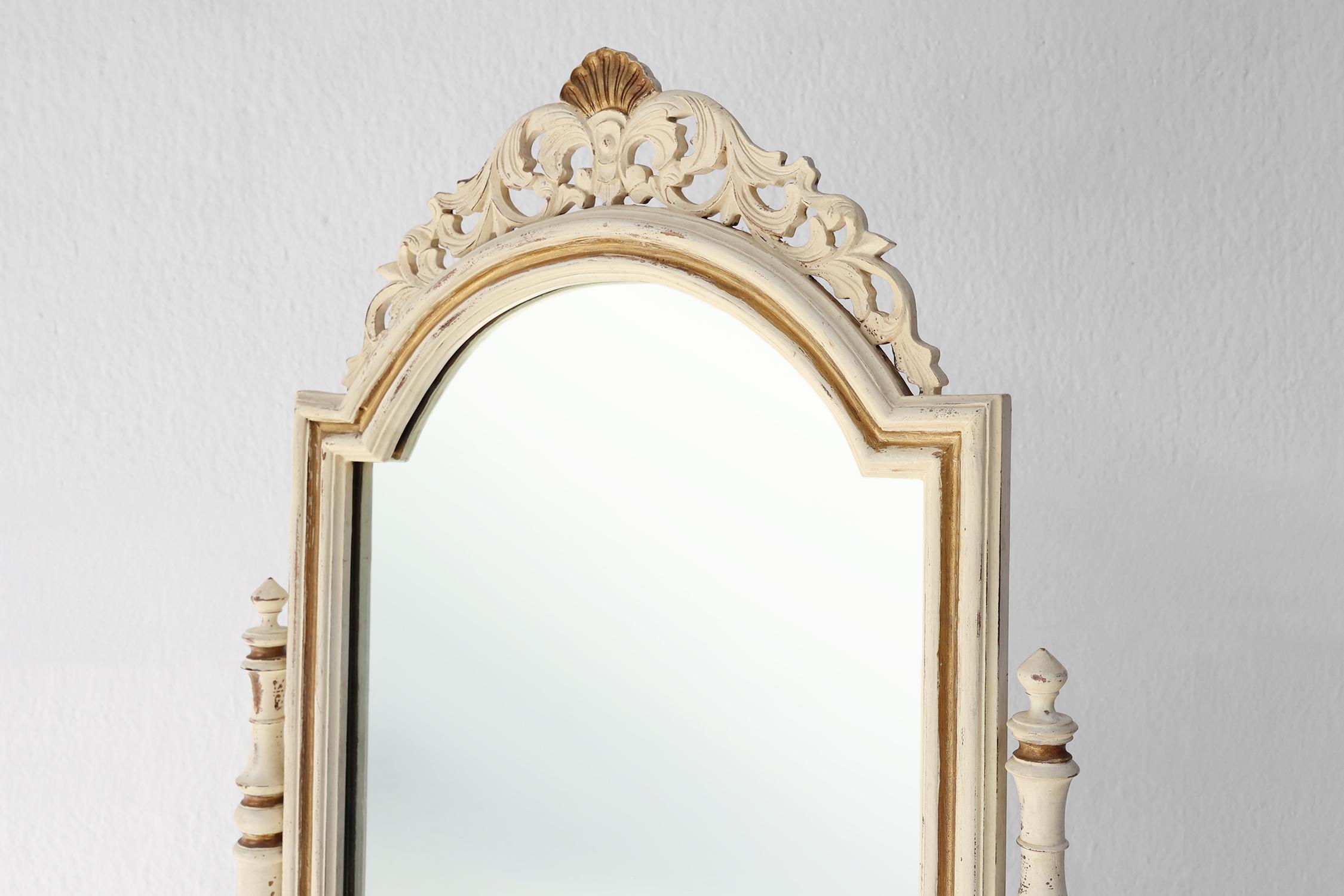 Francia / 1950 / specchio da toilette / legno / Barocco / Rococò

Impressionante specchio da toilette barocco francese in legno bianco e dorato. Lo specchio può essere inclinato e fissato in diverse posizioni e poggia su piedi eleganti ma