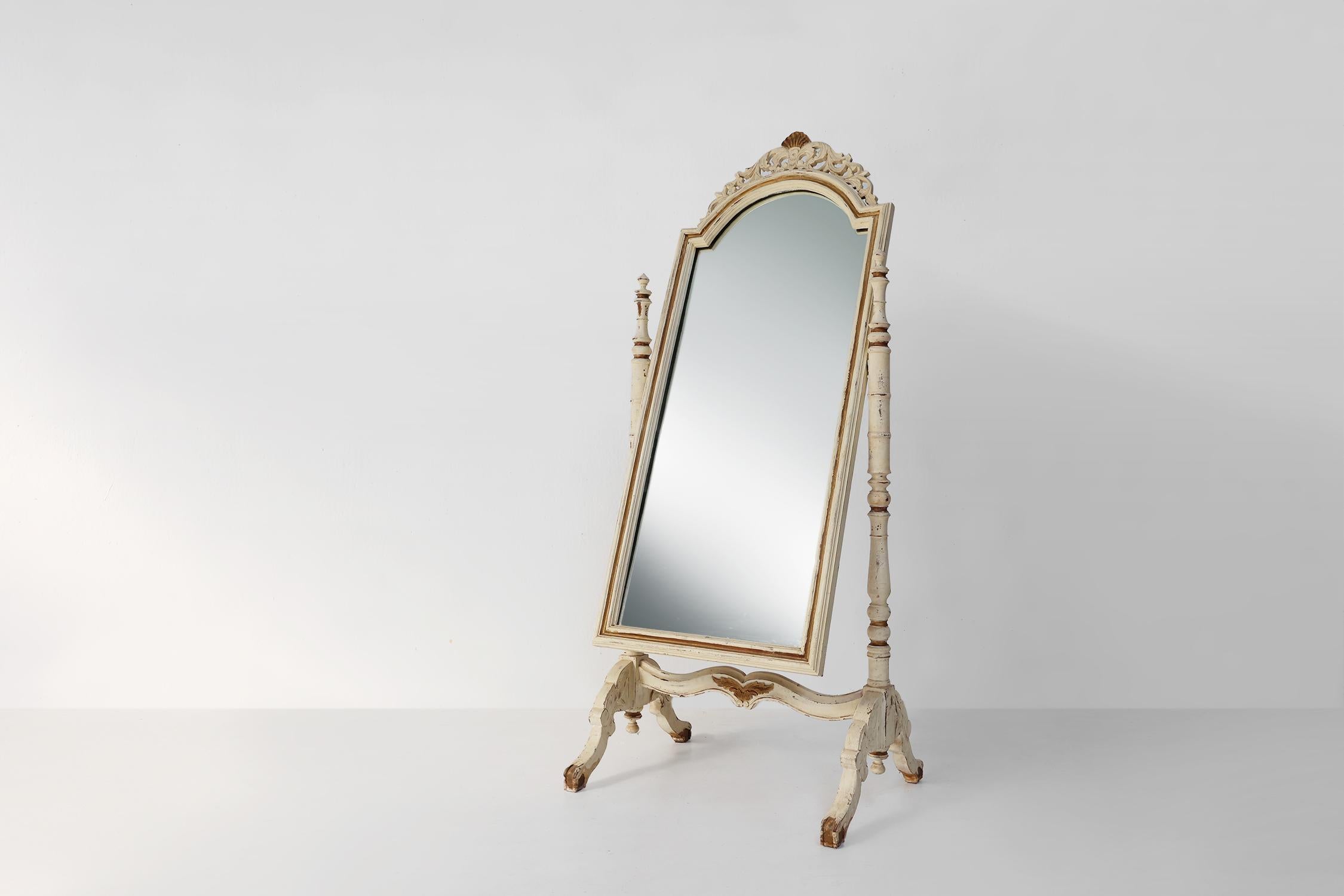 Intagliato Specchio da toilette in legno francese di metà secolo in stile barocco in vendita
