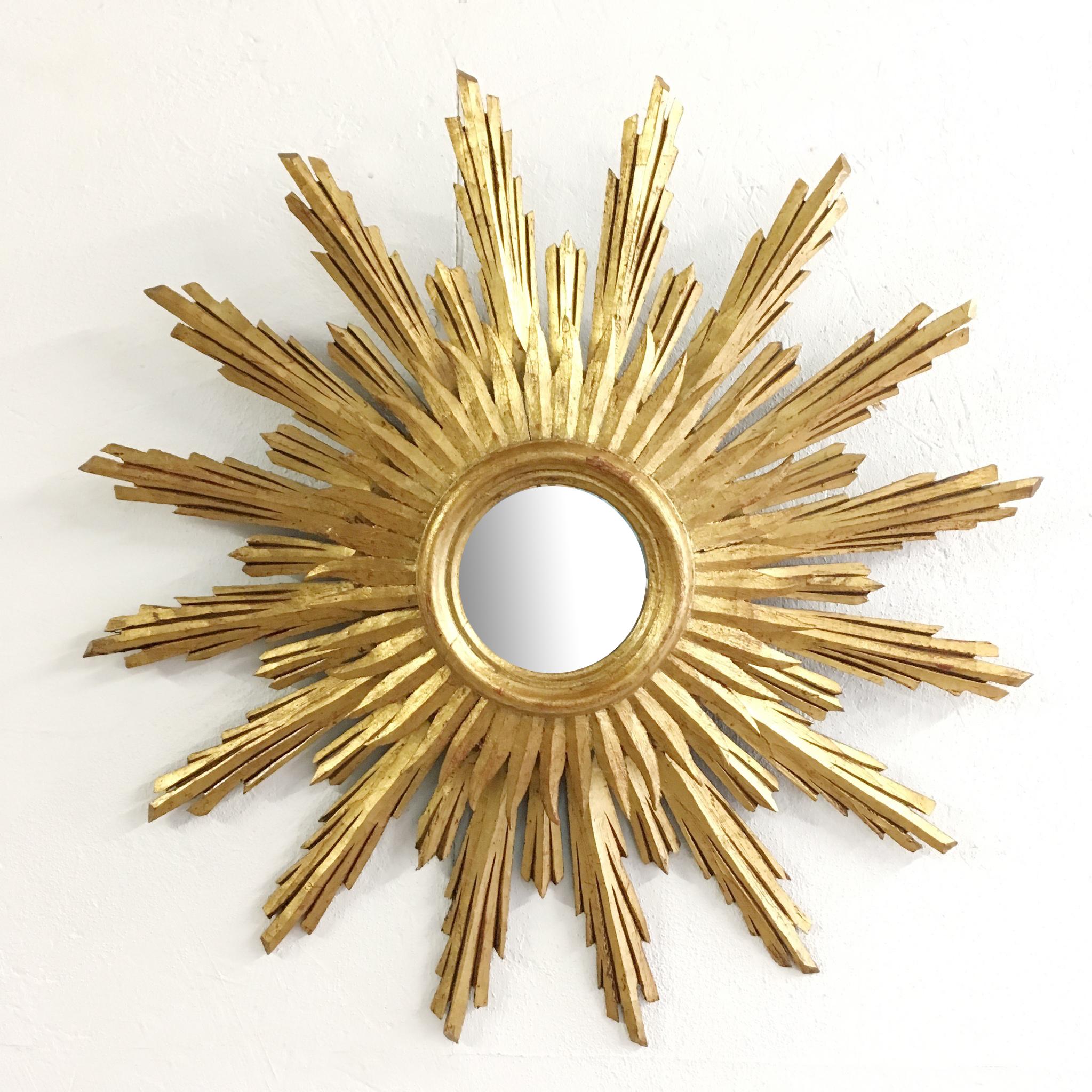 French handcrafted double layer wooden sunburst mirror
Beautiful double layer of wooden rays,
circa 1950s
Hand carved wood with original gilt finish
Measures: 64.5 cm total width
8 cm mirror width
Hanging hook on reverse
No damage or