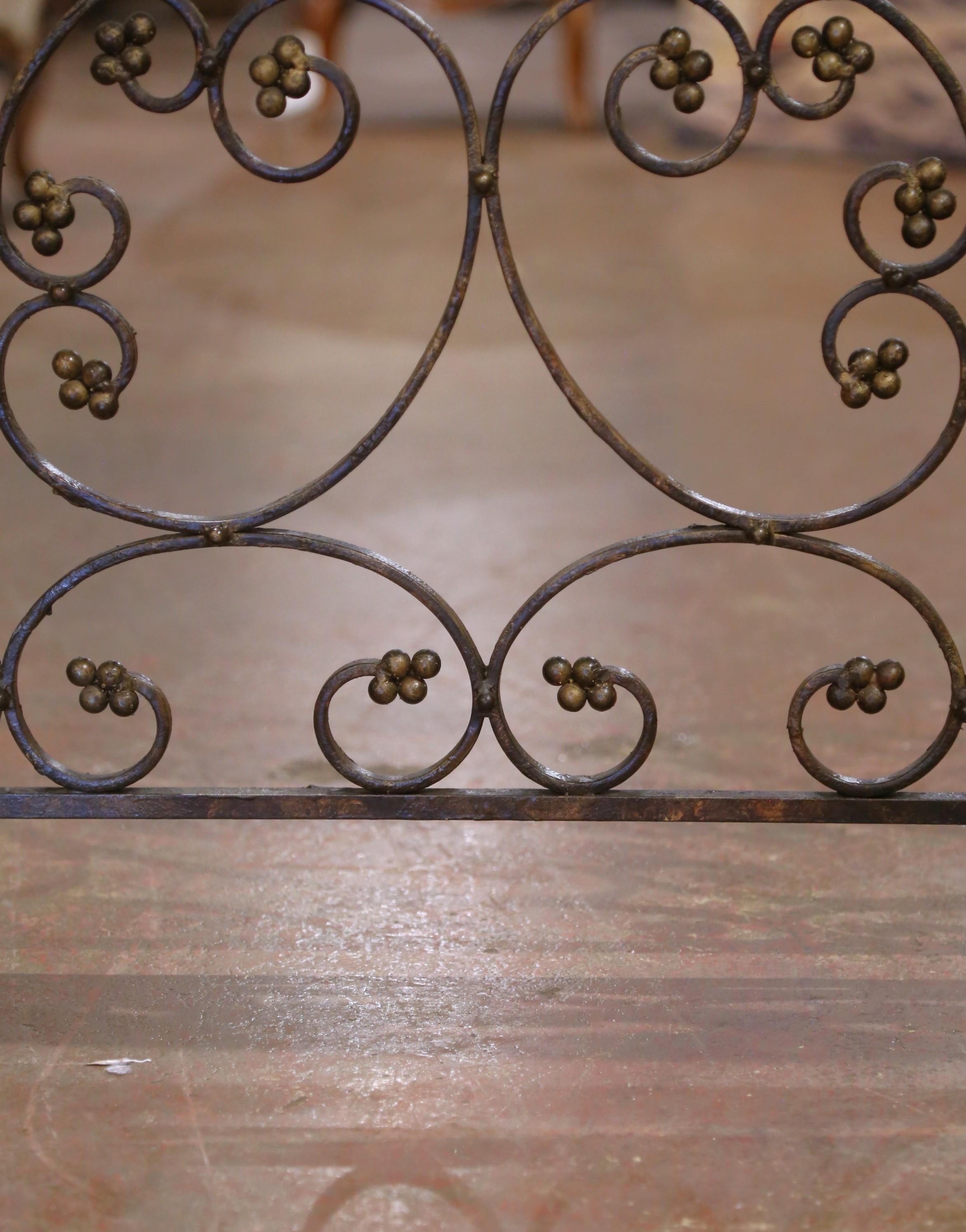 Mid-Century French Wrought Iron Decorative Fire Screen with Gilded Rosettes For Sale 1