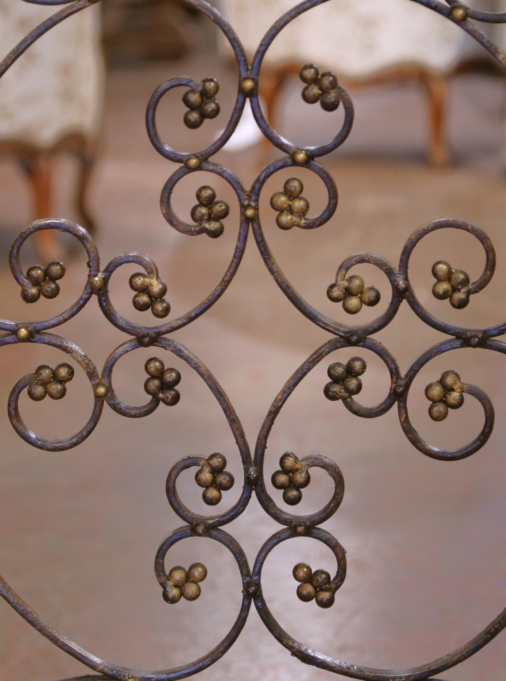 Mid-Century French Wrought Iron Decorative Fire Screen with Gilded Rosettes For Sale 2