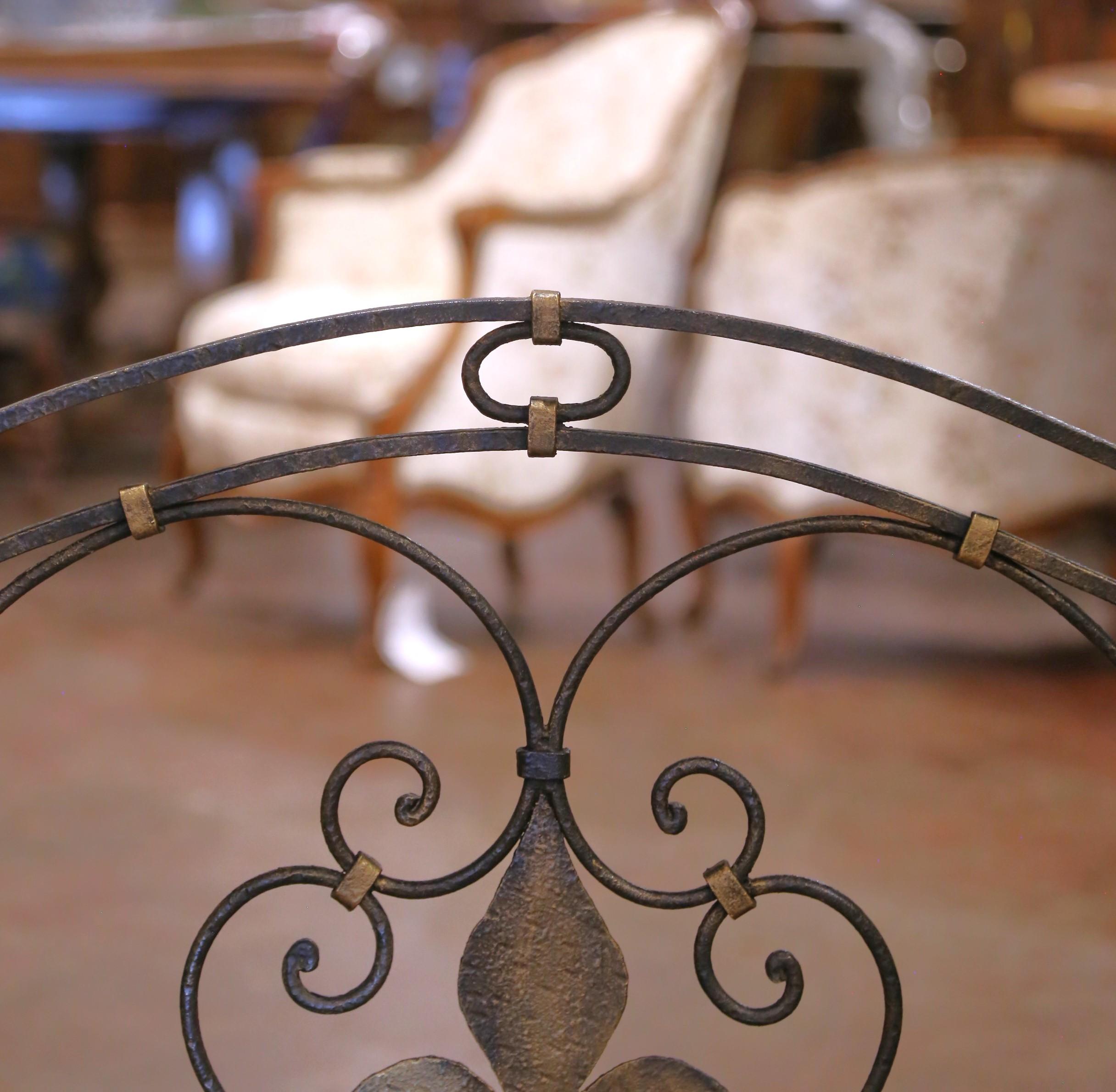 Mid-Century French Wrought Iron Decorative Fireplace Screen with Fleur-de-Lys In Excellent Condition For Sale In Dallas, TX
