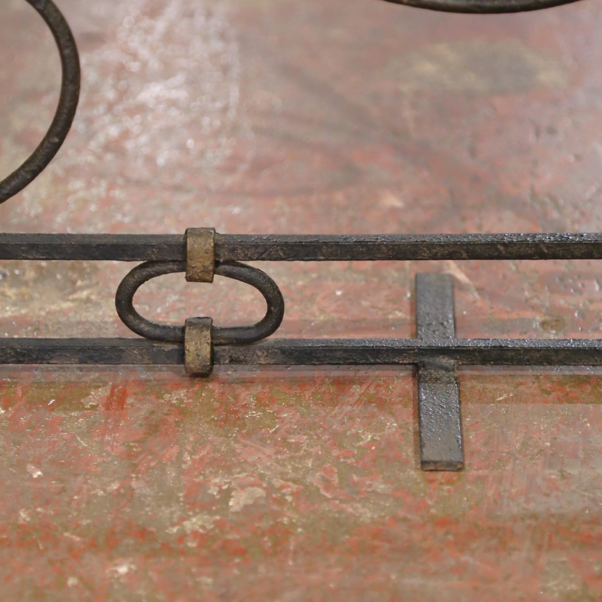 Mid-Century French Wrought Iron Decorative Fireplace Screen with Fleur-de-Lys For Sale 3