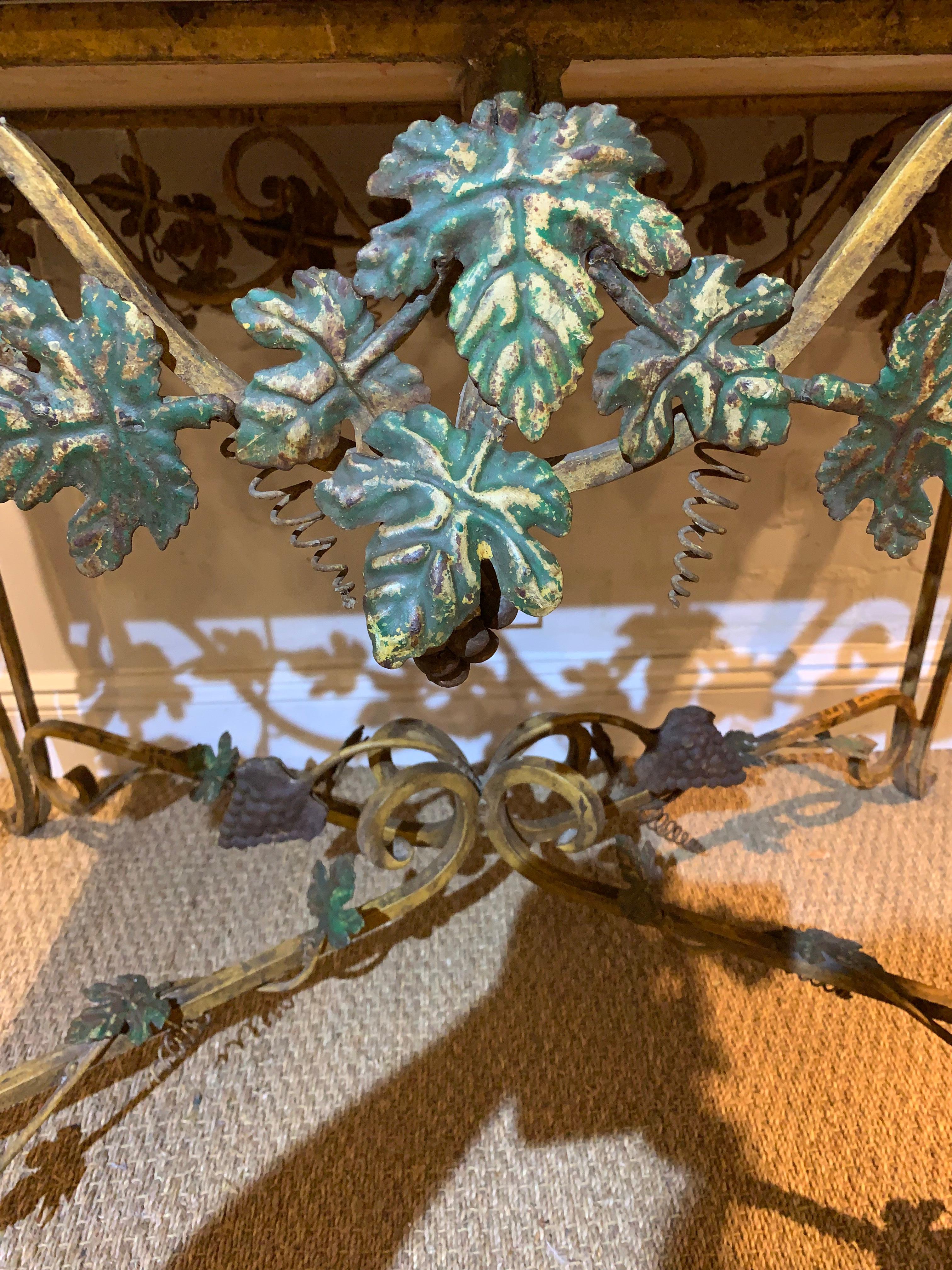 Fer forgé Table console en fer forgé et marbre du milieu du siècle avec décoration de feuilles en vente