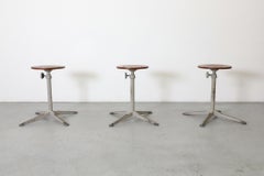 Sgabello da lavoro regolabile di metà secolo Friso Kramer, teak, base in metallo grigio