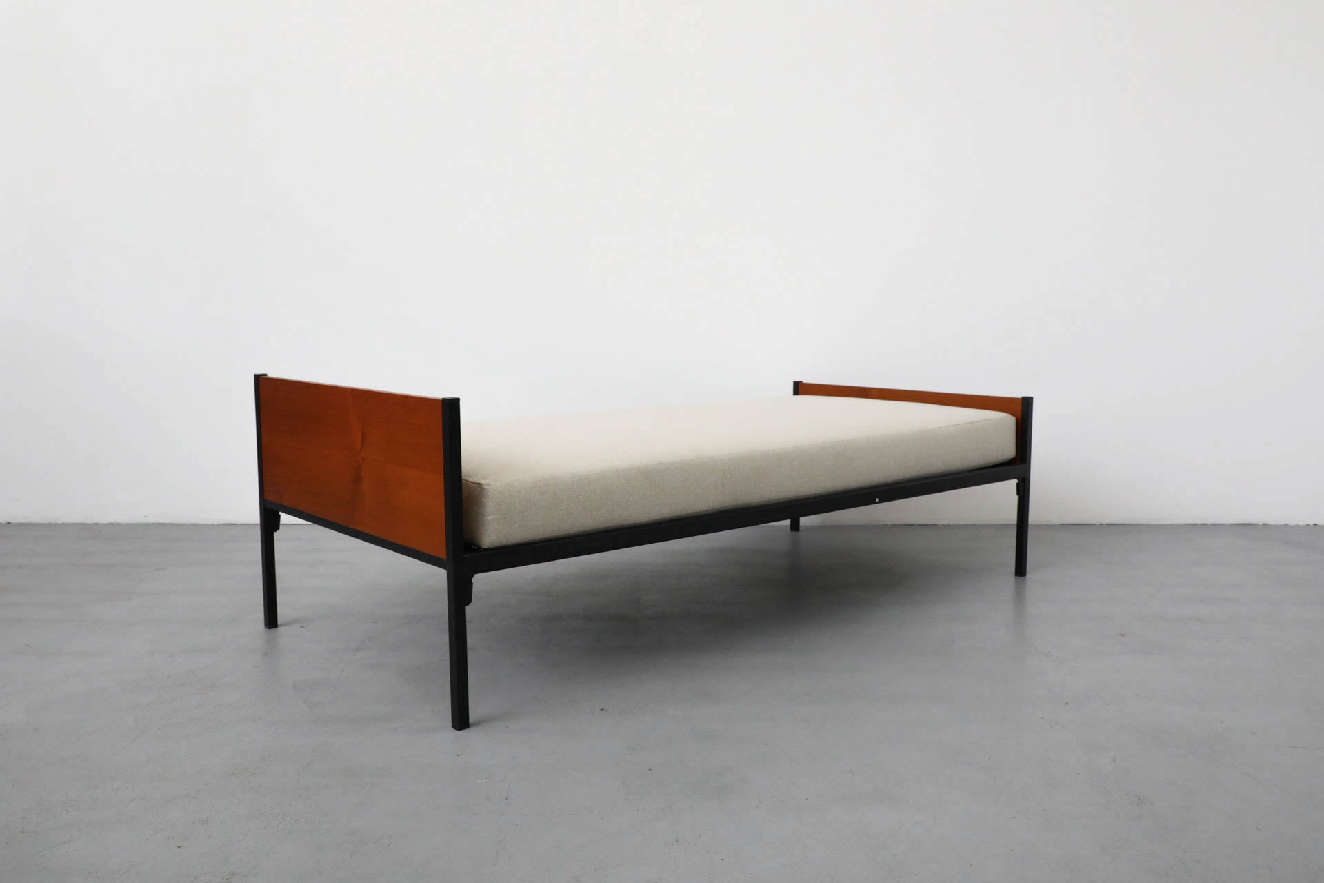 Niederländisches Mid-Century Daybed im Stil von Friso Kramer, 1960er Jahre. Hat neu gepolsterte Castro beige Matratze, grau emaillierten Metallrahmen und schön, Teakholz Bett endet. Der Bettrahmen ist im Originalzustand mit alters- und
