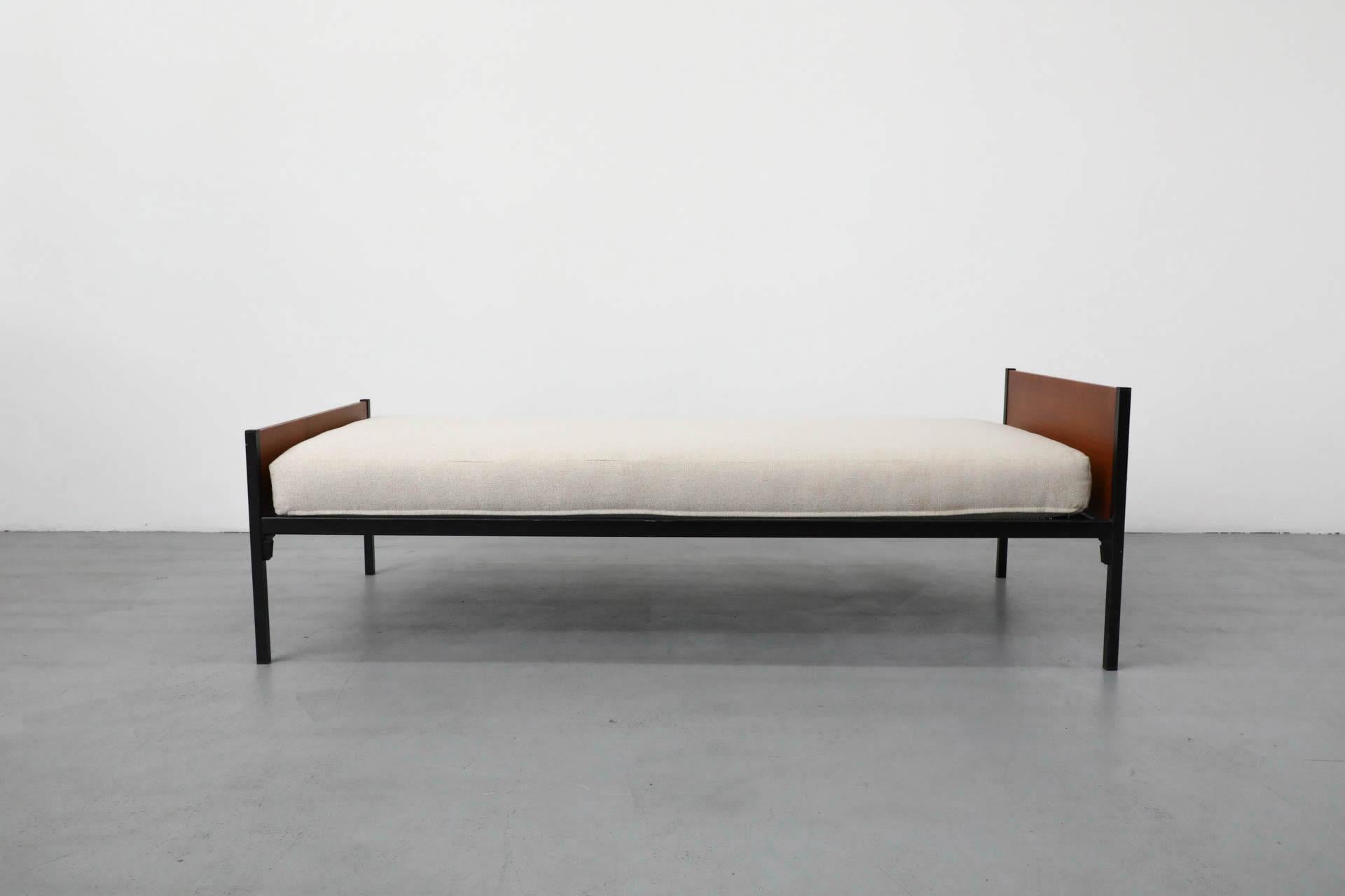 Mid-Century Friso Kramer Style Teak und grau emailliert Daybed (Moderne der Mitte des Jahrhunderts) im Angebot