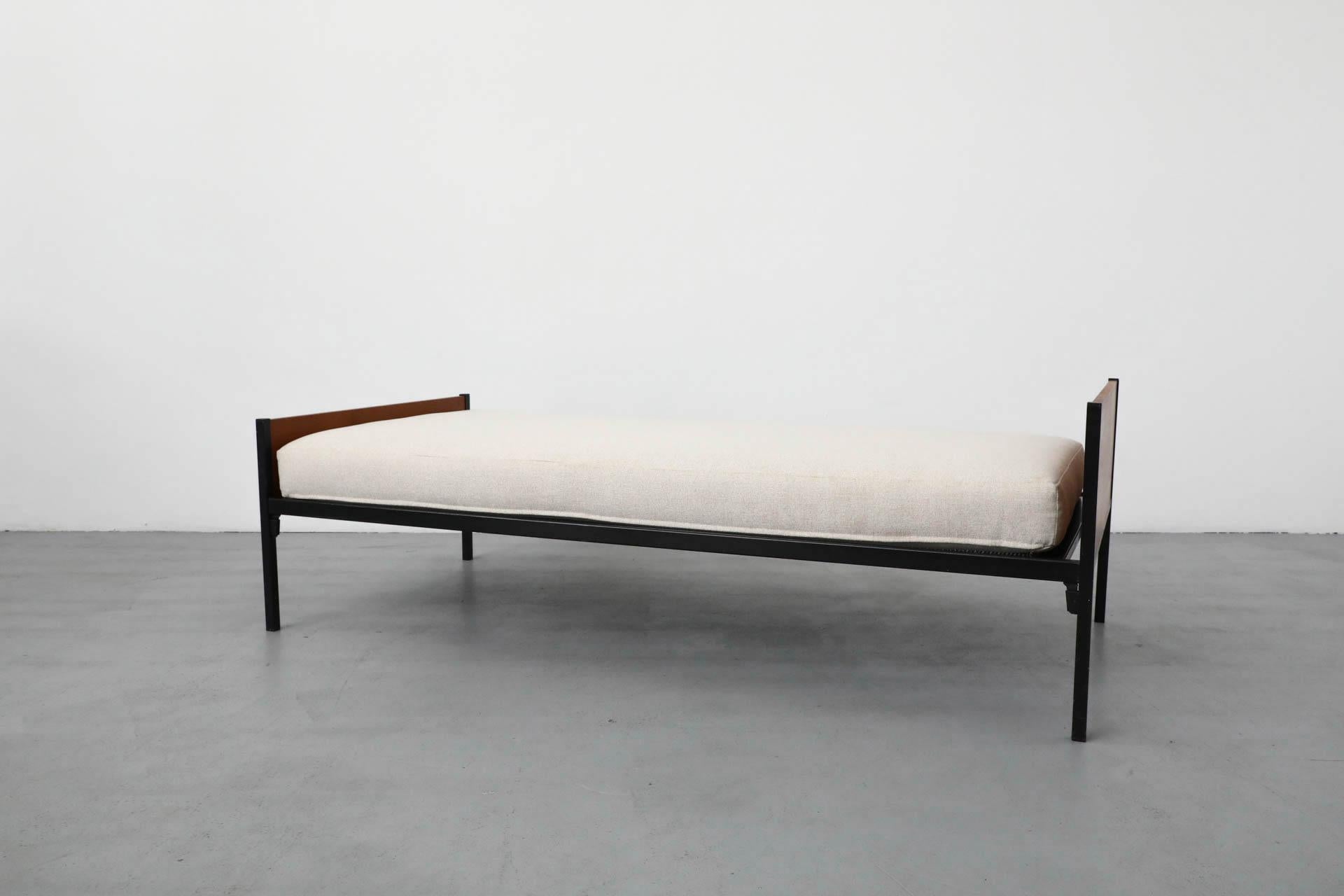 Mid-Century Friso Kramer Style Teak und grau emailliert Daybed (Niederländisch) im Angebot