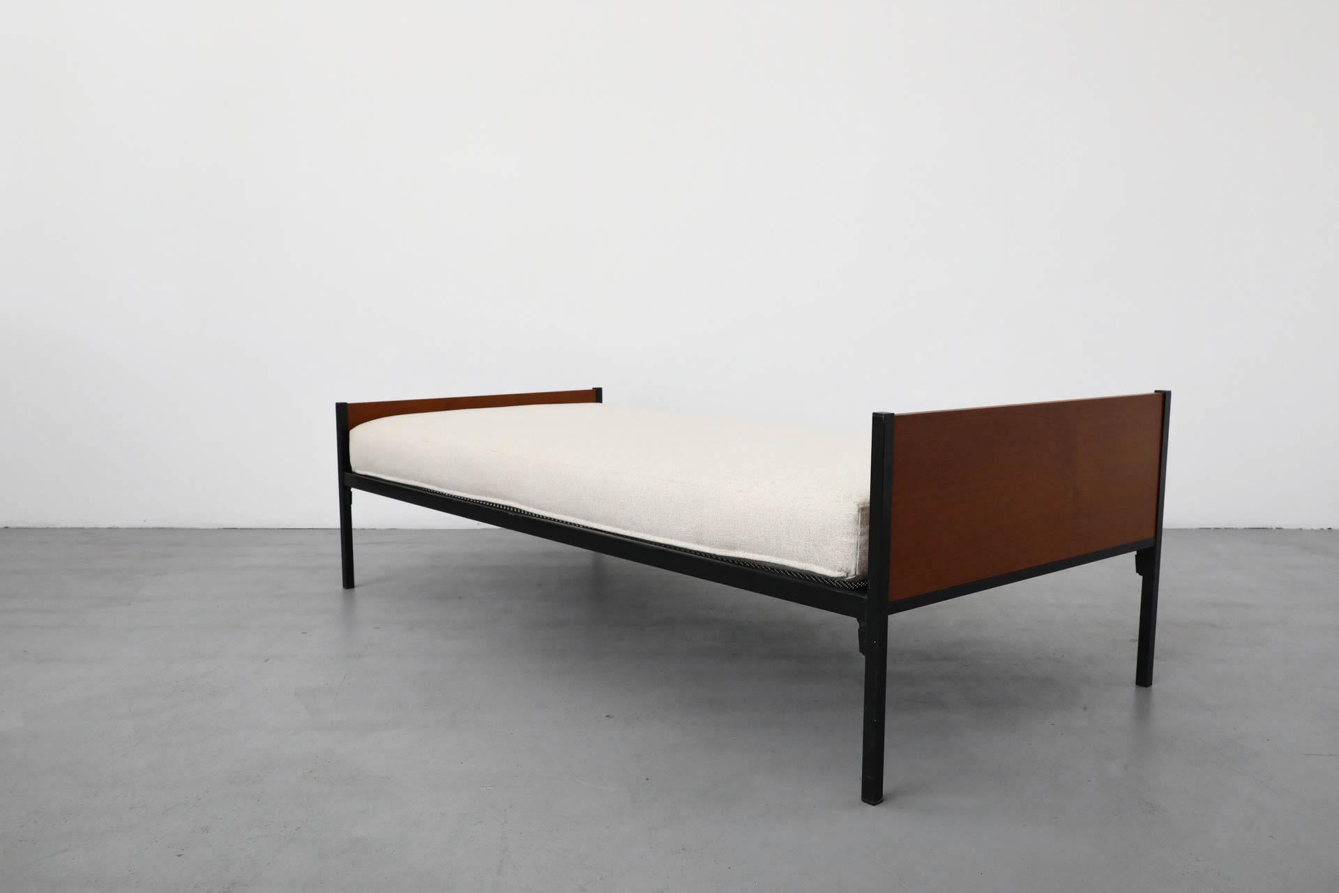Mid-Century Friso Kramer Style Teak und grau emailliert Daybed (Emailliert) im Angebot