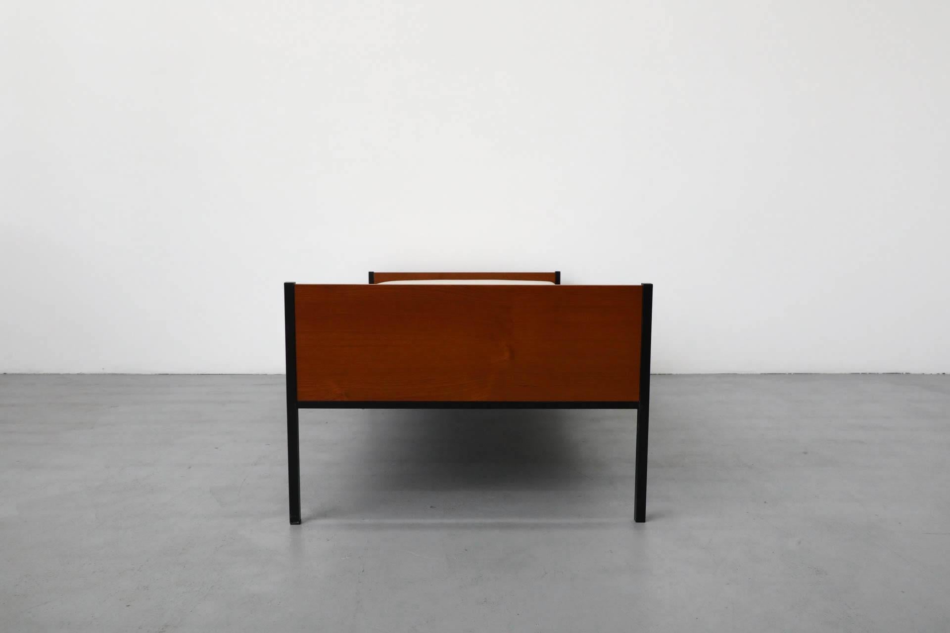 Mid-Century Friso Kramer Style Teak und grau emailliert Daybed im Zustand „Gut“ im Angebot in Los Angeles, CA