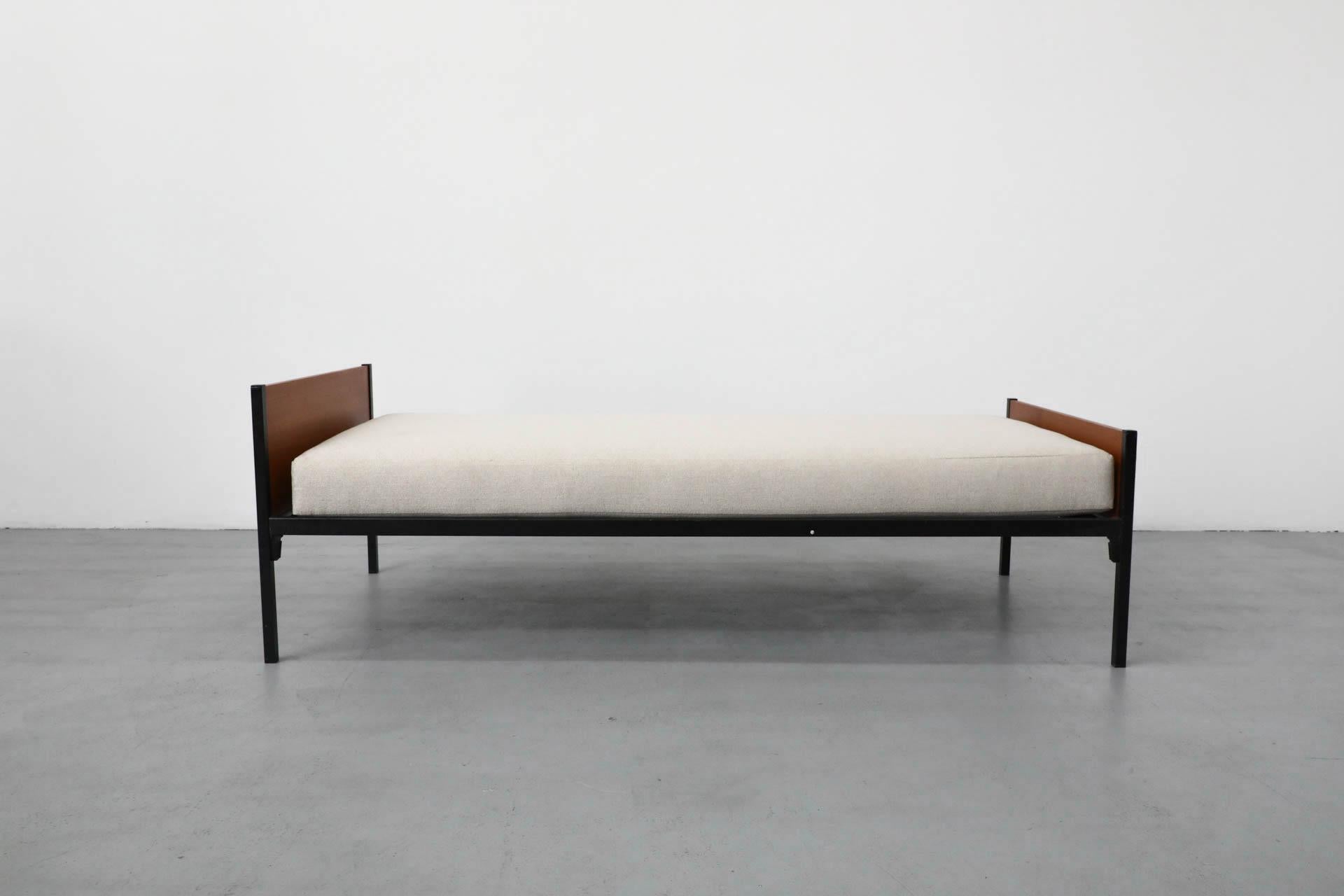 Mid-Century Friso Kramer Style Teak und grau emailliert Daybed (Mitte des 20. Jahrhunderts) im Angebot