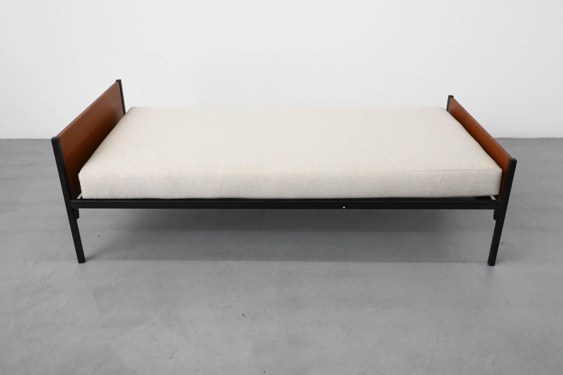 Mid-Century Friso Kramer Style Teak und grau emailliert Daybed (Metall) im Angebot