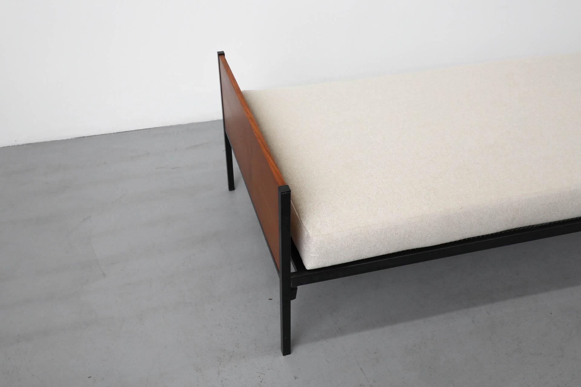 Mid-Century Friso Kramer Style Teak und grau emailliert Daybed im Angebot 1