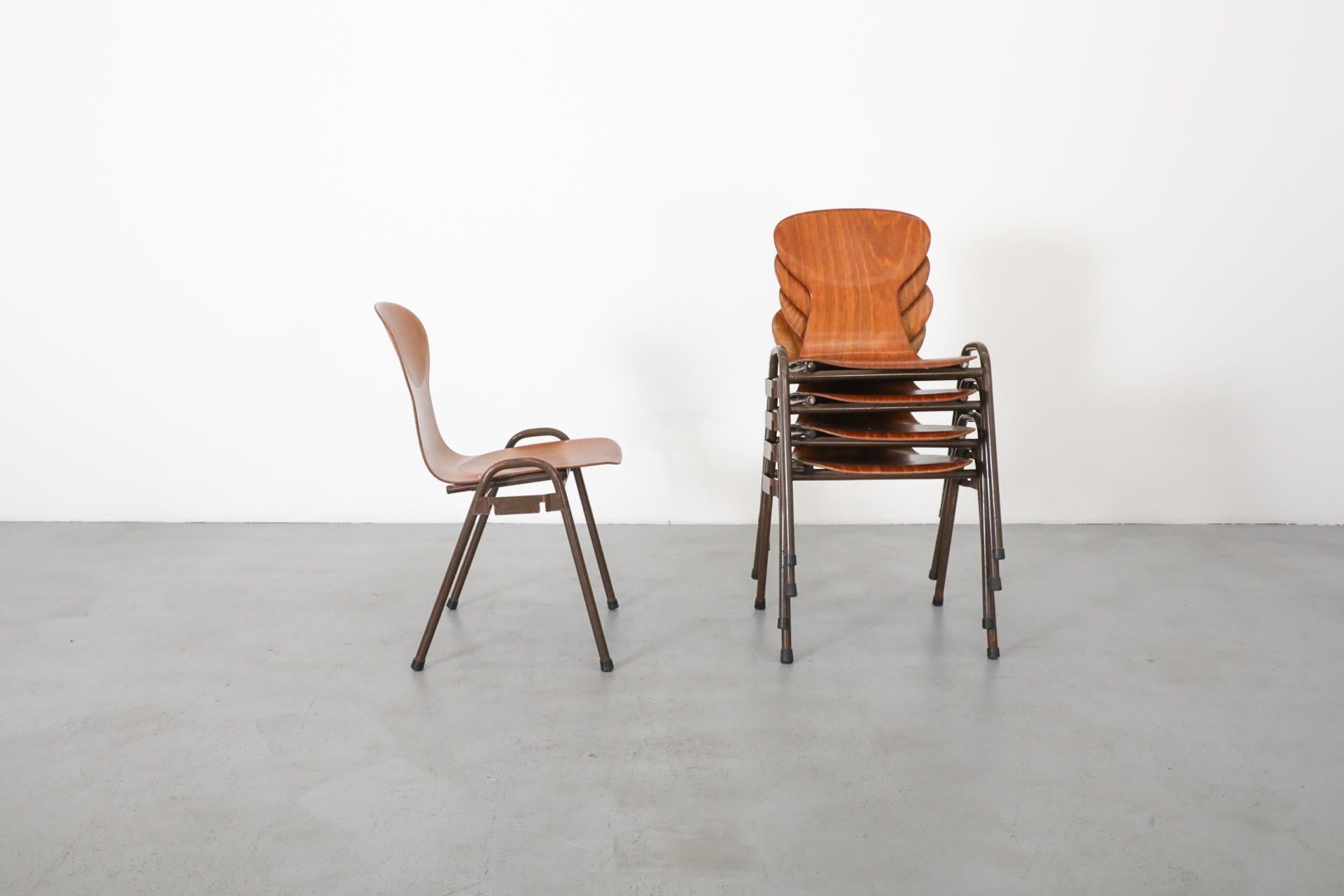 Sedie da scuola impilabili in stile Fritz Hansen di metà secolo in tonalità teak in vendita 2