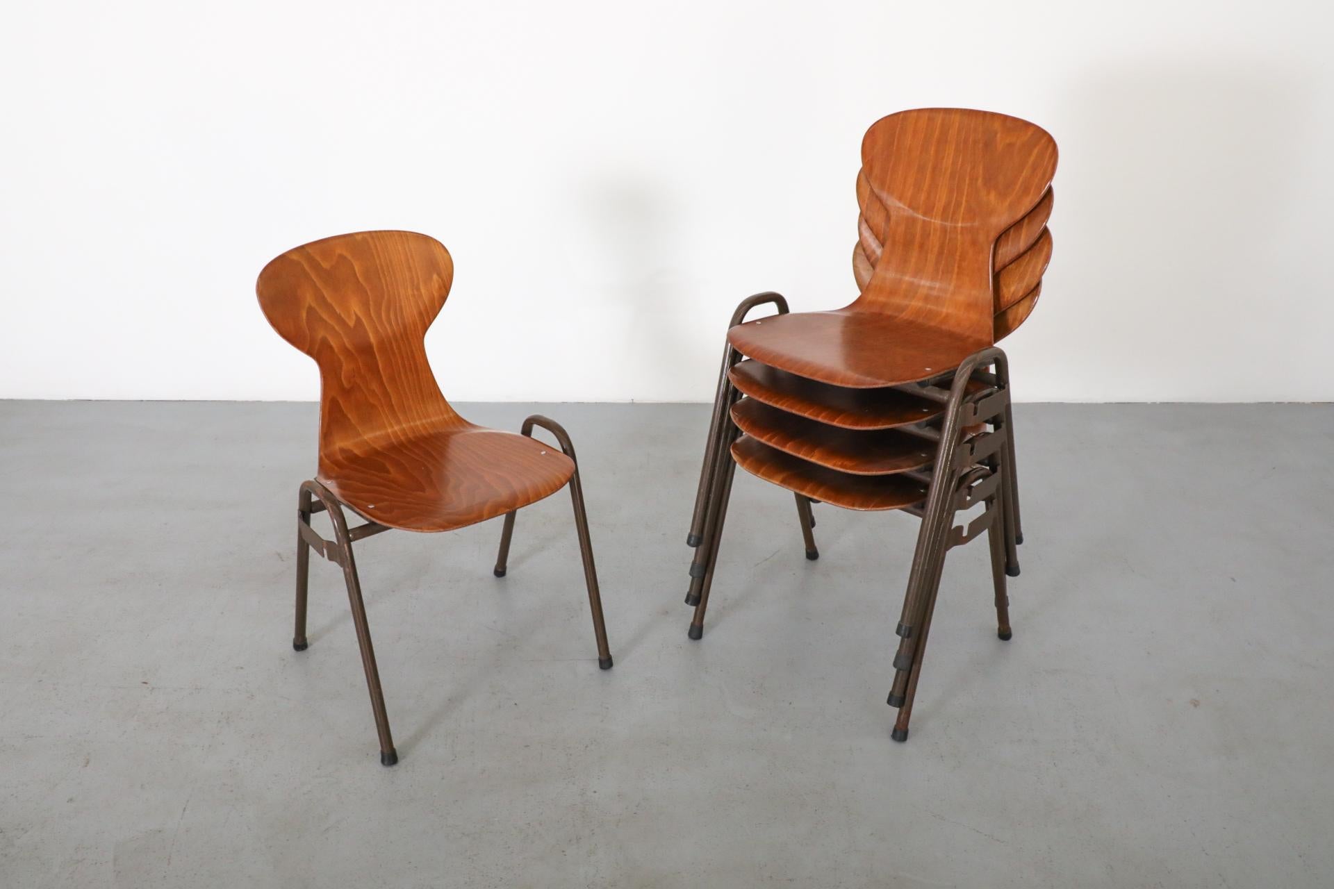 Sedie da scuola impilabili in stile Fritz Hansen di metà secolo in tonalità teak in vendita 3